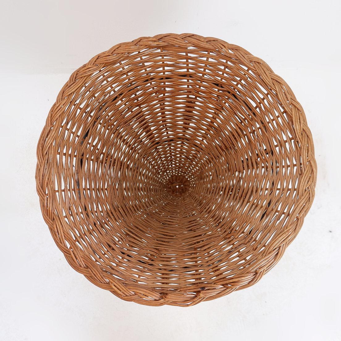 Cesta vintage grande de mimbre y estructura metálica negra - Años 60 en venta 5