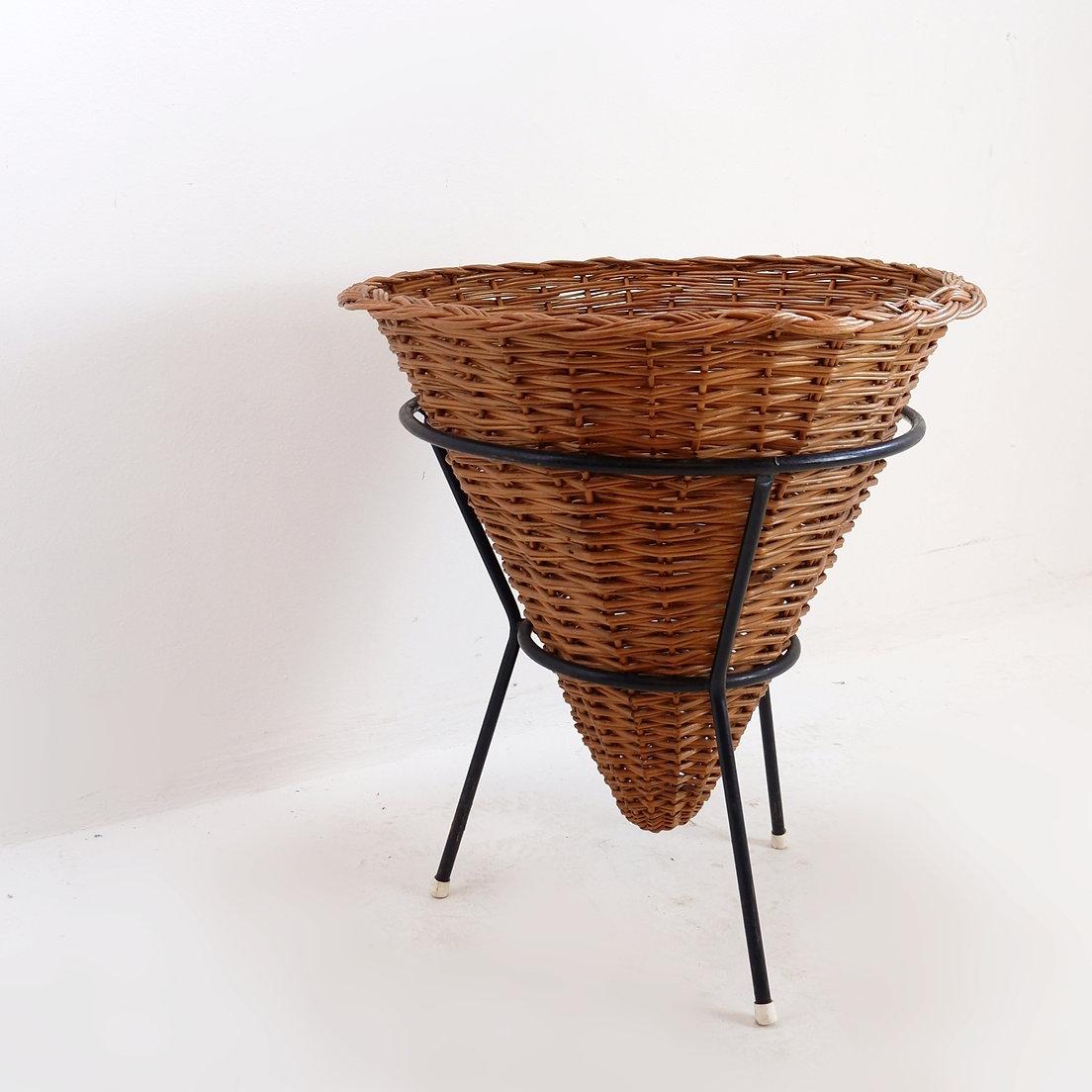 Cesta vintage grande de mimbre y estructura metálica negra - Años 60
Wabi Sabi - Vintage - Decoración
Medidas : Ø 58cm H:59cm
Material : Estructura de metal - Mimbre 
Desgaste propio de la edad y el uso
 