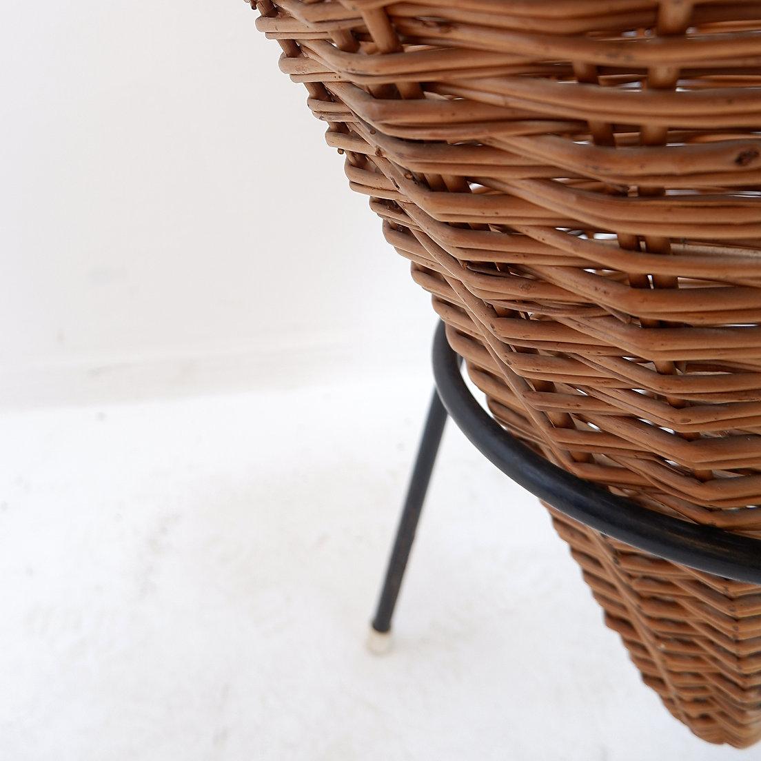 Cesta vintage grande de mimbre y estructura metálica negra - Años 60 en Bueno estado para la venta en Linkebeek, BE