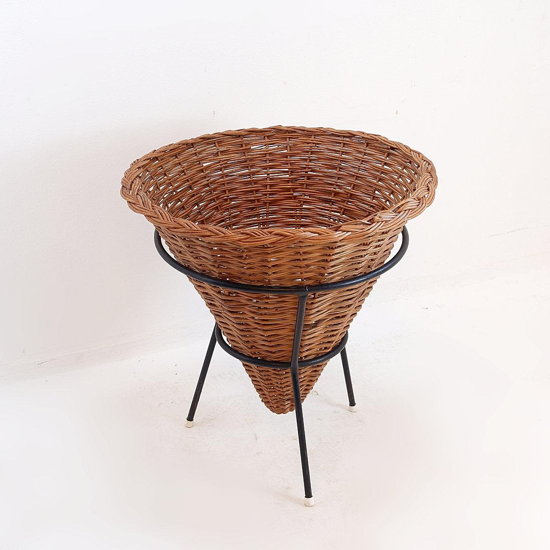 Cesta vintage grande de mimbre y estructura metálica negra - Años 60 en venta 1