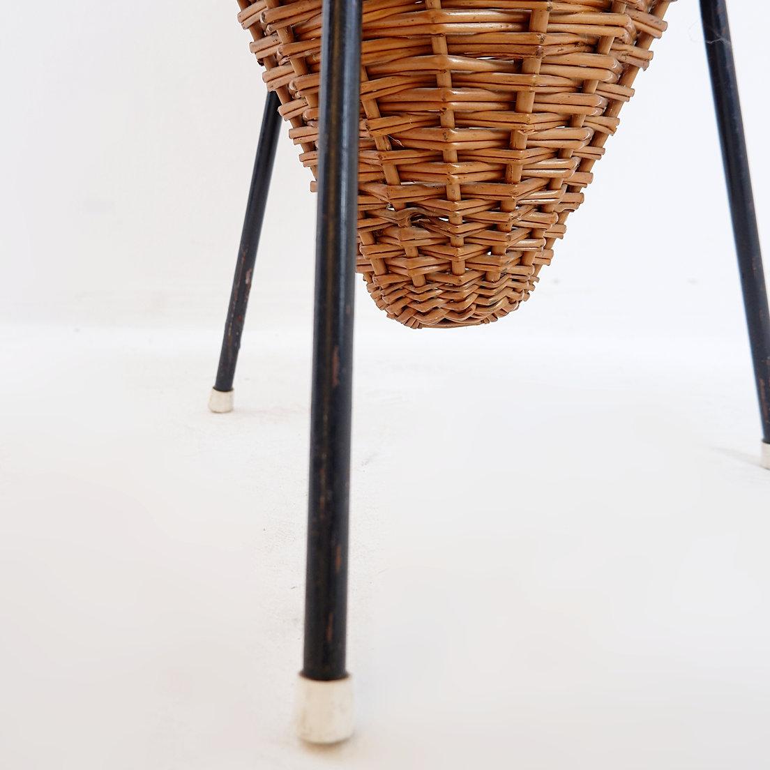 Cesta vintage grande de mimbre y estructura metálica negra - Años 60 en venta 2