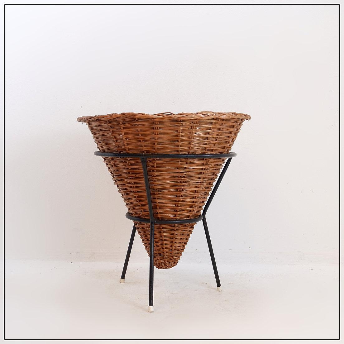 Cesta vintage grande de mimbre y estructura metálica negra - Años 60 en venta 3