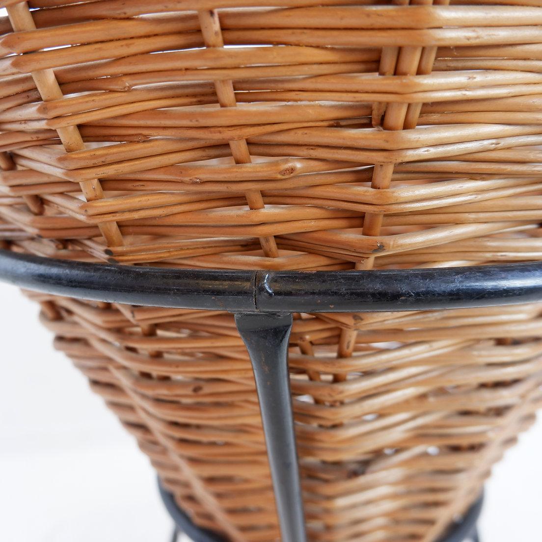 Cesta vintage grande de mimbre y estructura metálica negra - Años 60 en venta 4