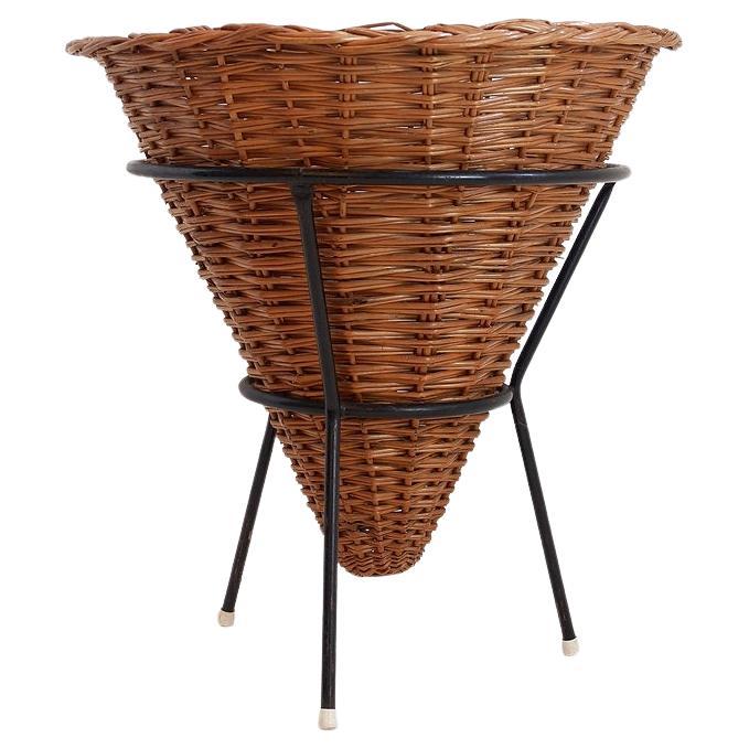 Cesta vintage grande de mimbre y estructura metálica negra - Años 60