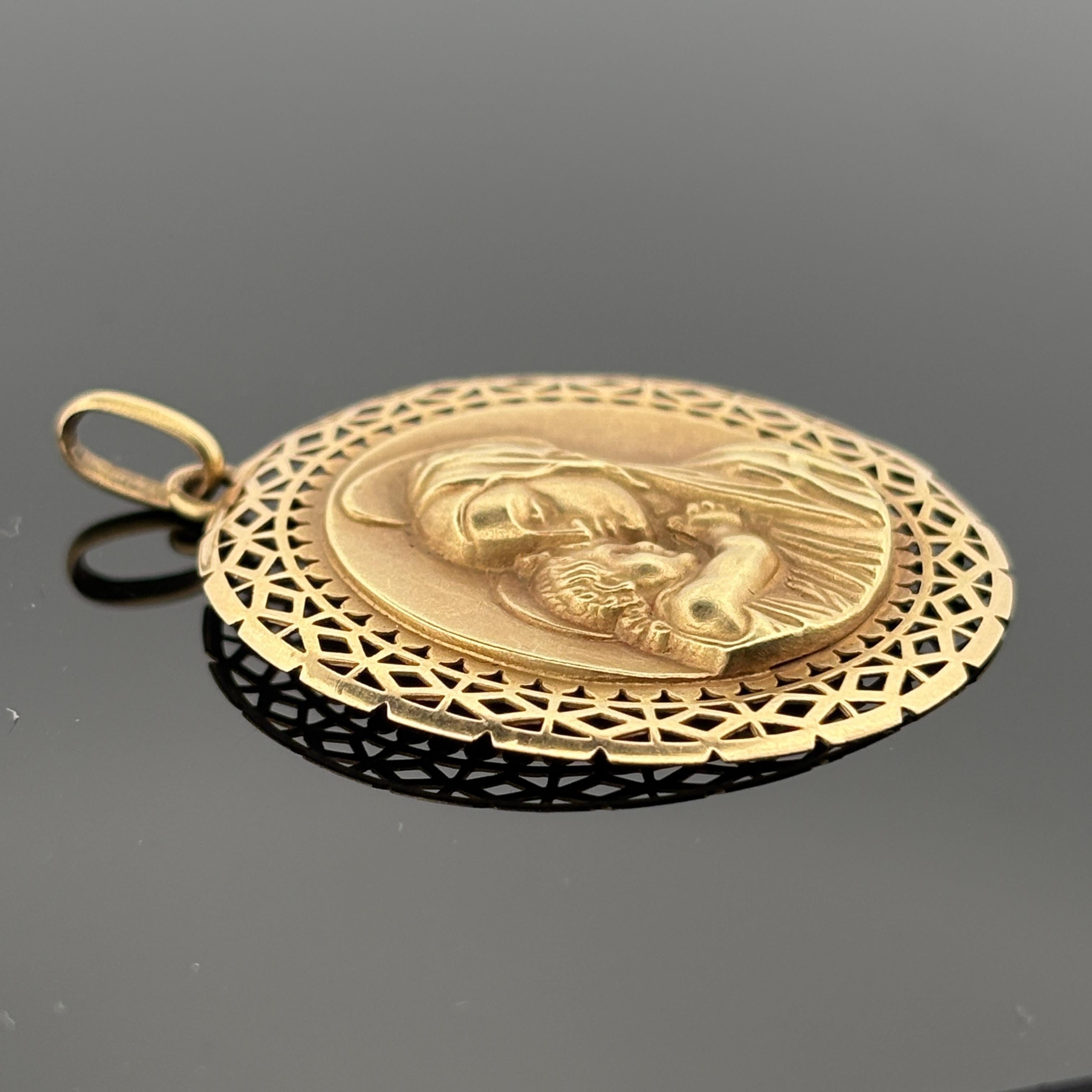 Vintage Grand Pendentif Vierge Marie Or Jaune 18k - 36mm Bon état - En vente à Orlando, FL