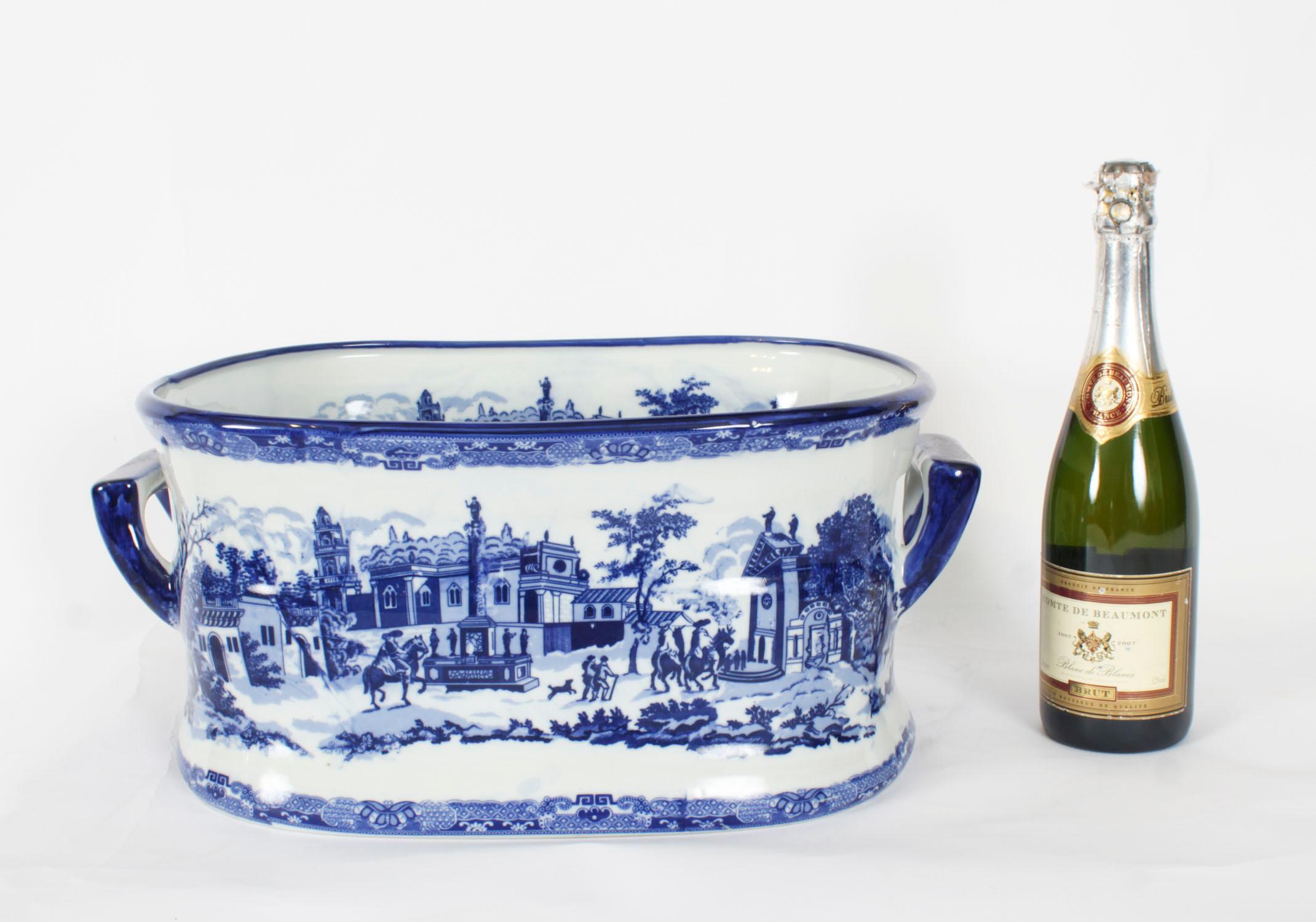Jardinera de porcelana azul y blanca Vintage Siglo XX en venta 9