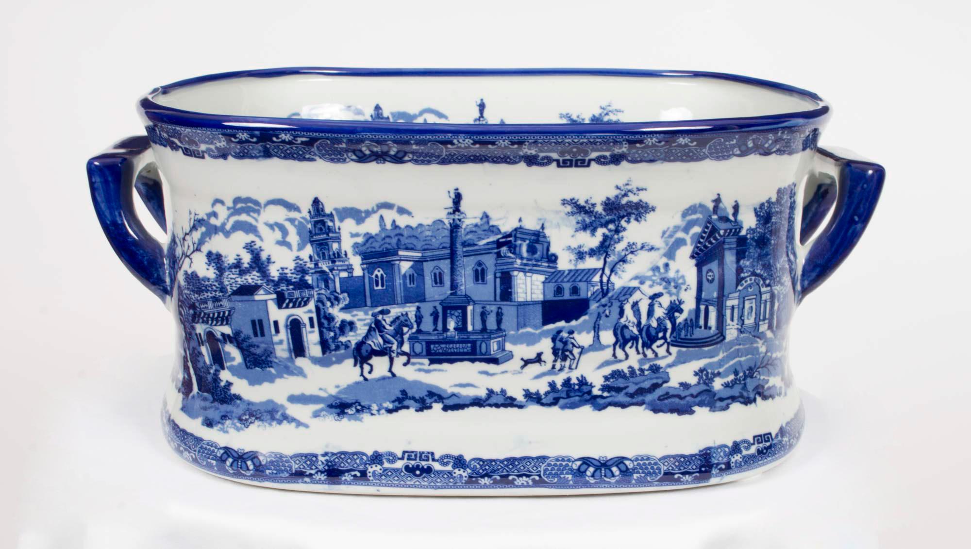 Esta es una encantadora y decorativa maceta vintage de porcelana ironstone azul y blanca que quedará fabulosa con plantas y flores, pero también es ideal para guardar periódicos y revistas.

Data del último cuarto del siglo XX.

Con marca en la base
