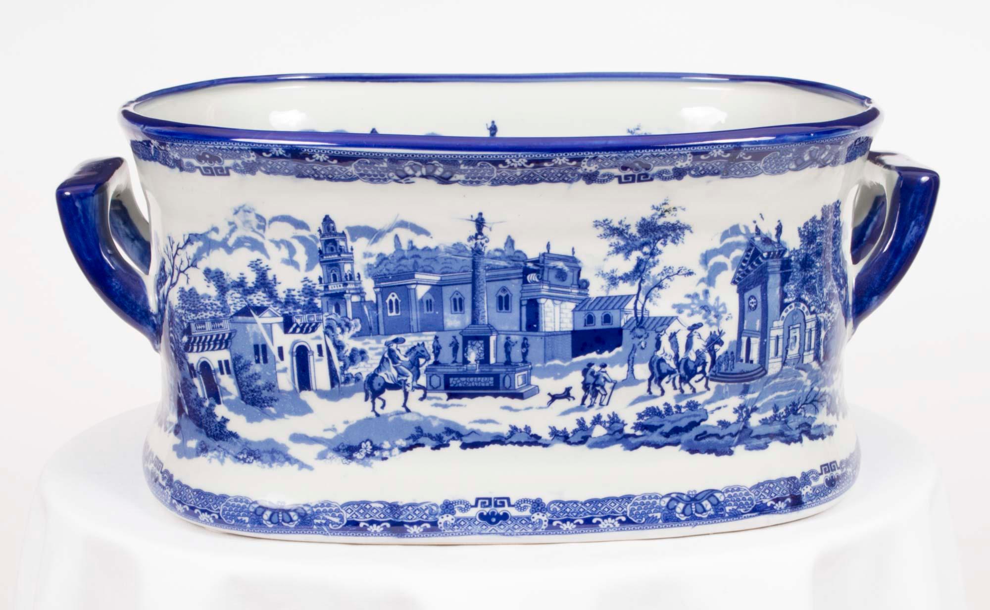 Jardinera de porcelana azul y blanca Vintage Siglo XX Europeo en venta