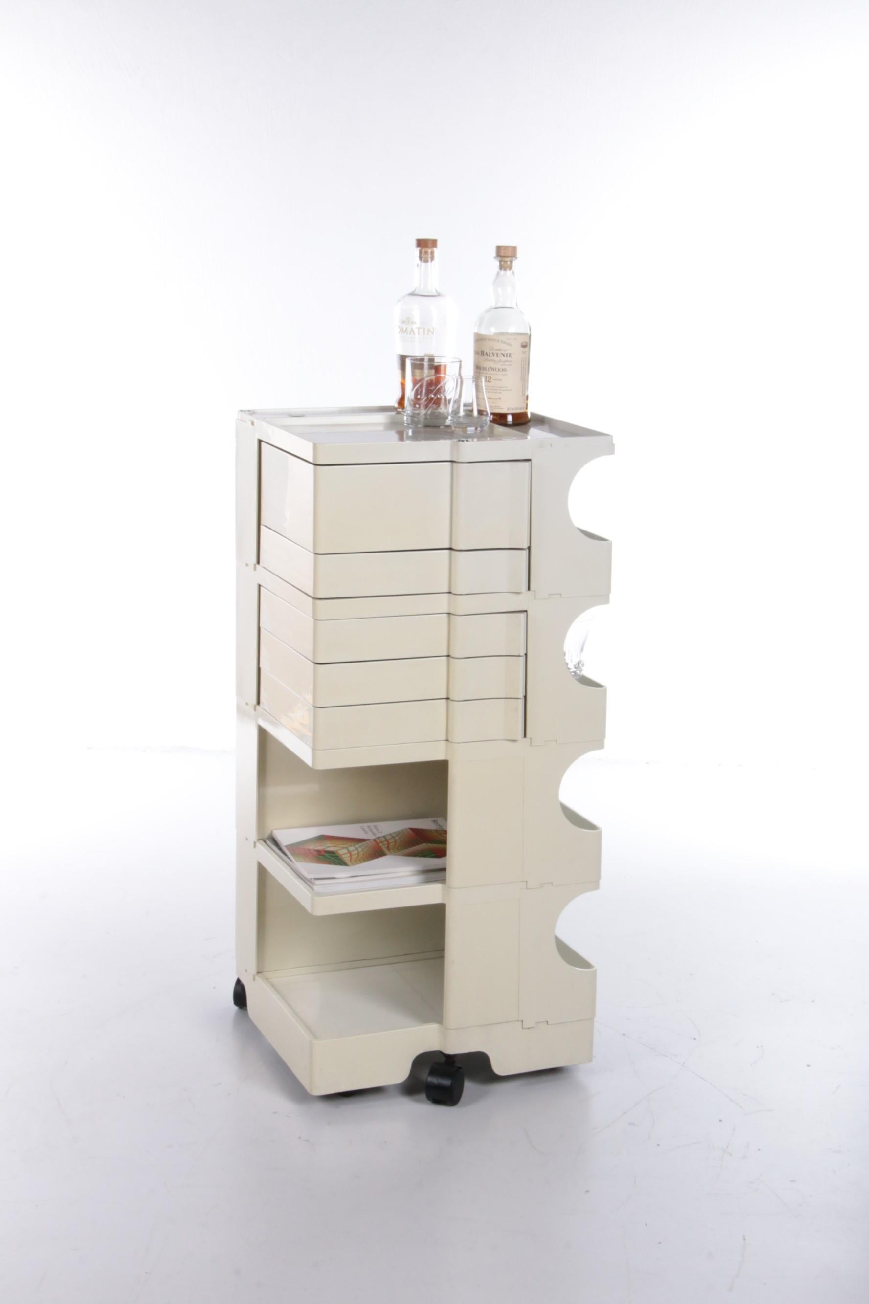 Vintage Large Boby Trolley by Joe Colombo for Bieffeplast, 1970

This unique extra high white 'Boby' trolley from Joe Colombo will be a real eye-catcher in your interior. The trolley was produced by Bieffeplast around the 1970s.

Joe Colombo is