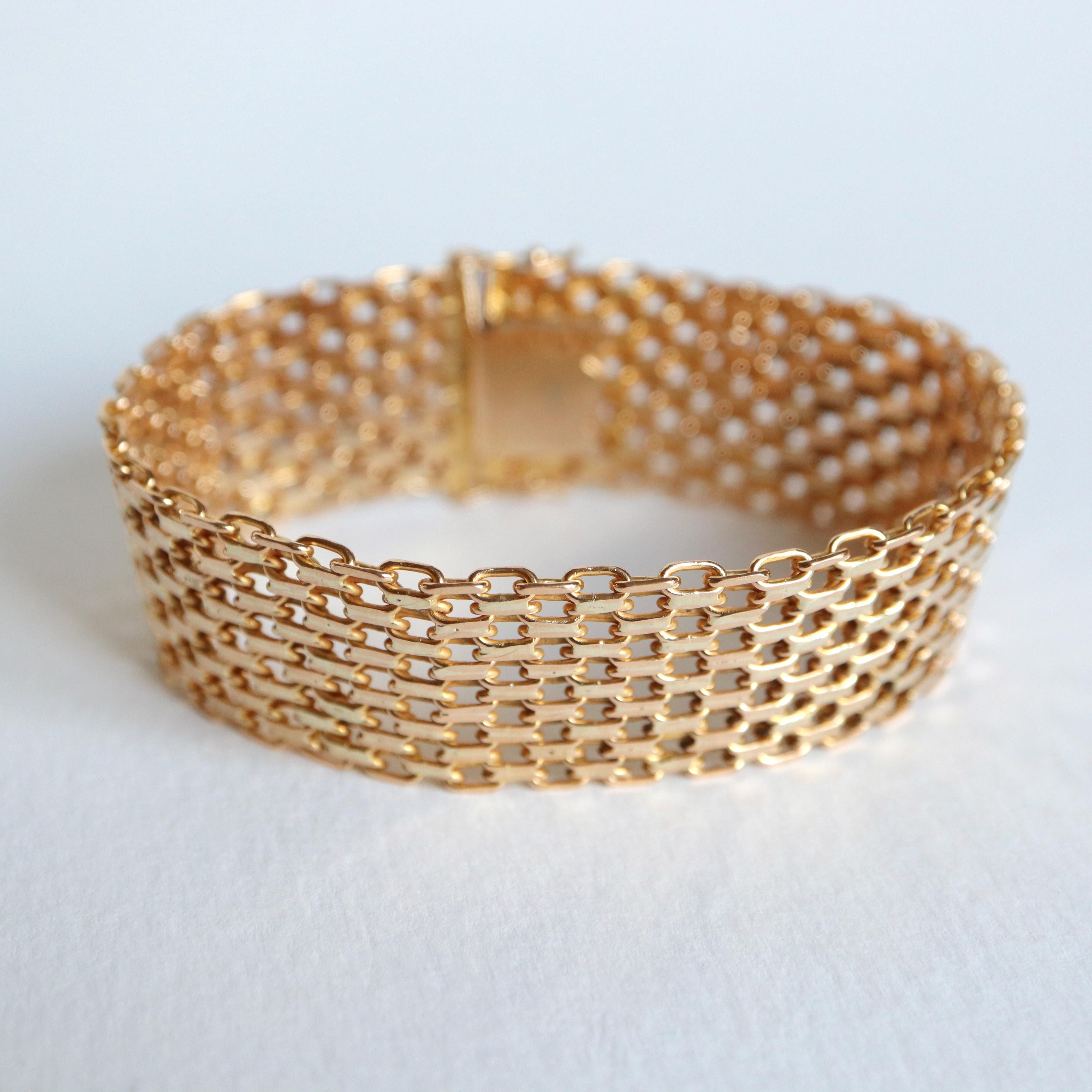 Großes Vintage-Armband CIRCA 1960 mit gegliederten Maschen aus 18 kt Gelbgold. Abwechselnd kleine Links auf mehreren Zeilen.
Dornschließe, zwei Sicherheitsachteln
Dieses Vintage-Armband ist in gutem Zustand.
Länge 19 cm Breite: 2 cm Dicke: ca. 1,5