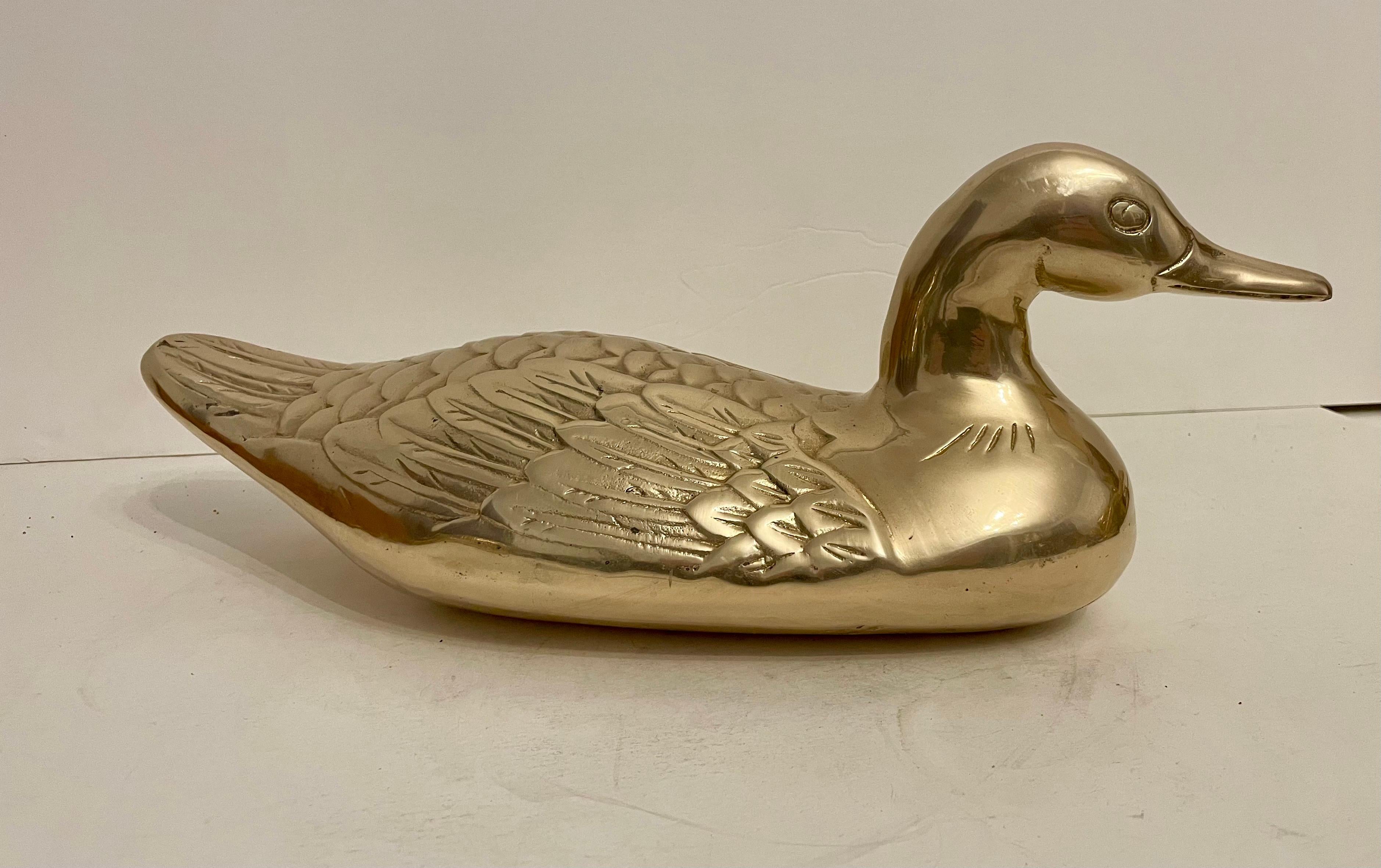 Mid-Century moderno Scultura d'epoca in ottone di grandi dimensioni con esca d'anatra in vendita