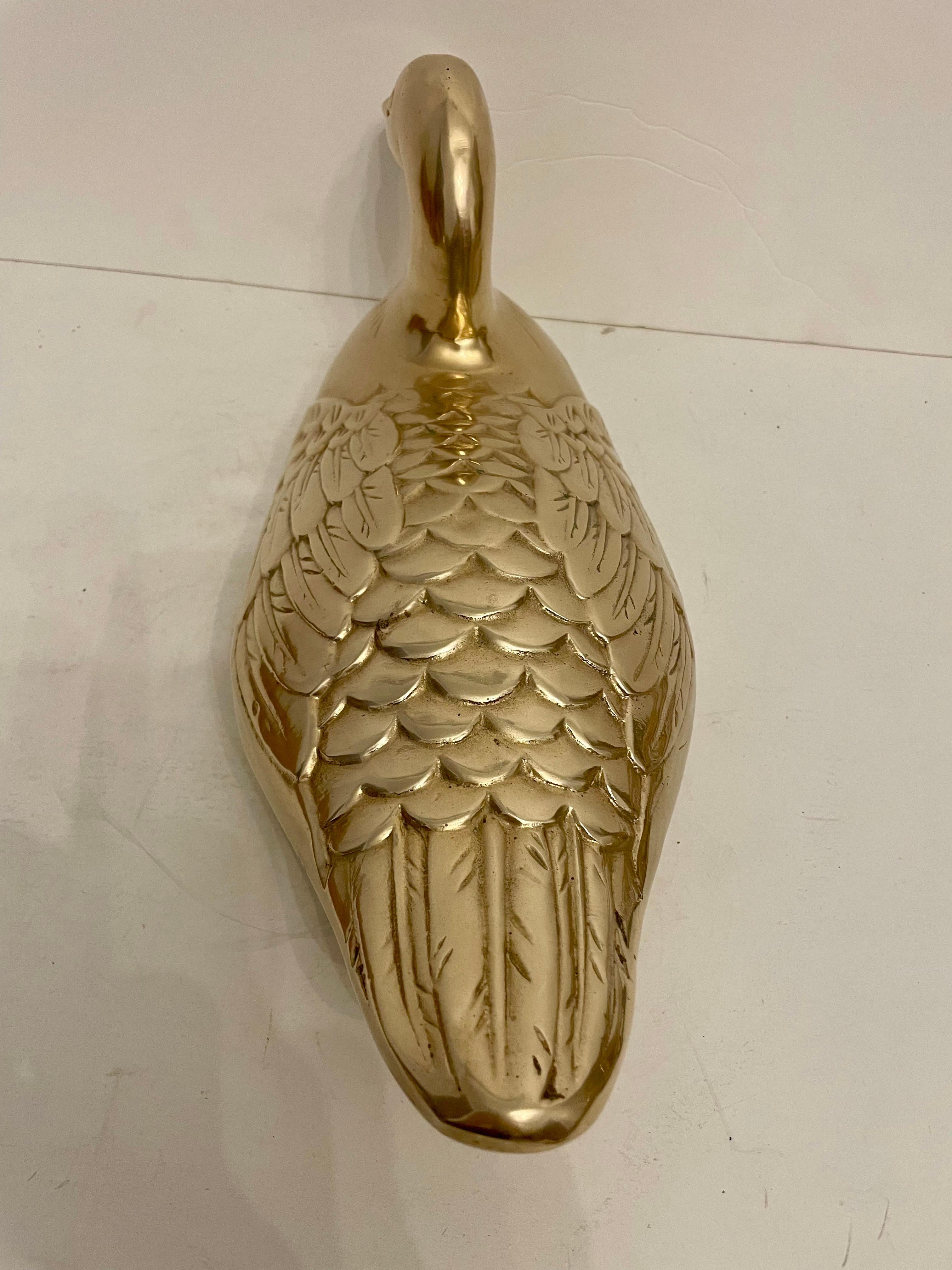 Scultura d'epoca in ottone di grandi dimensioni con esca d'anatra In condizioni buone in vendita a New York, NY