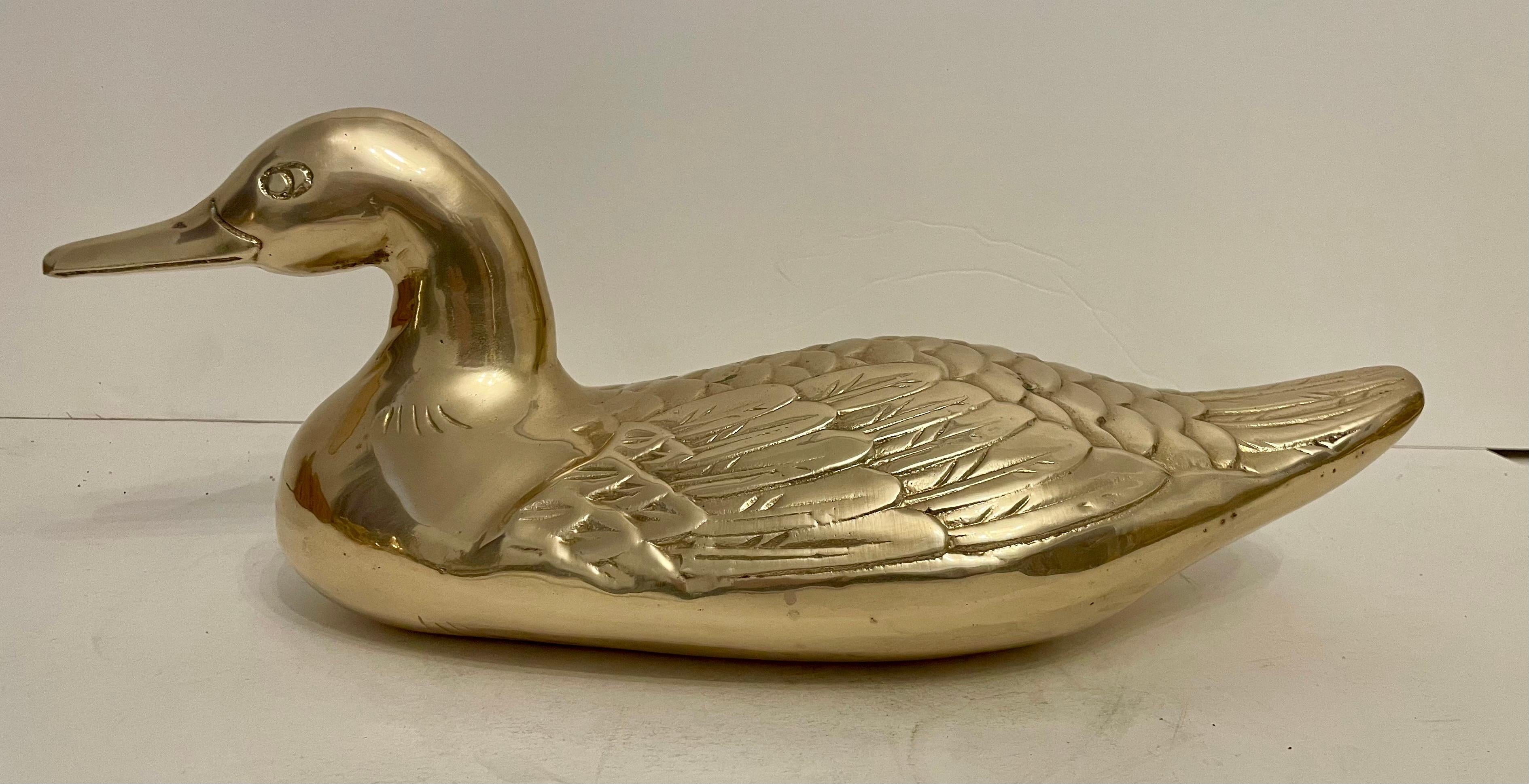 Scultura d'epoca in ottone di grandi dimensioni con esca d'anatra in vendita 1
