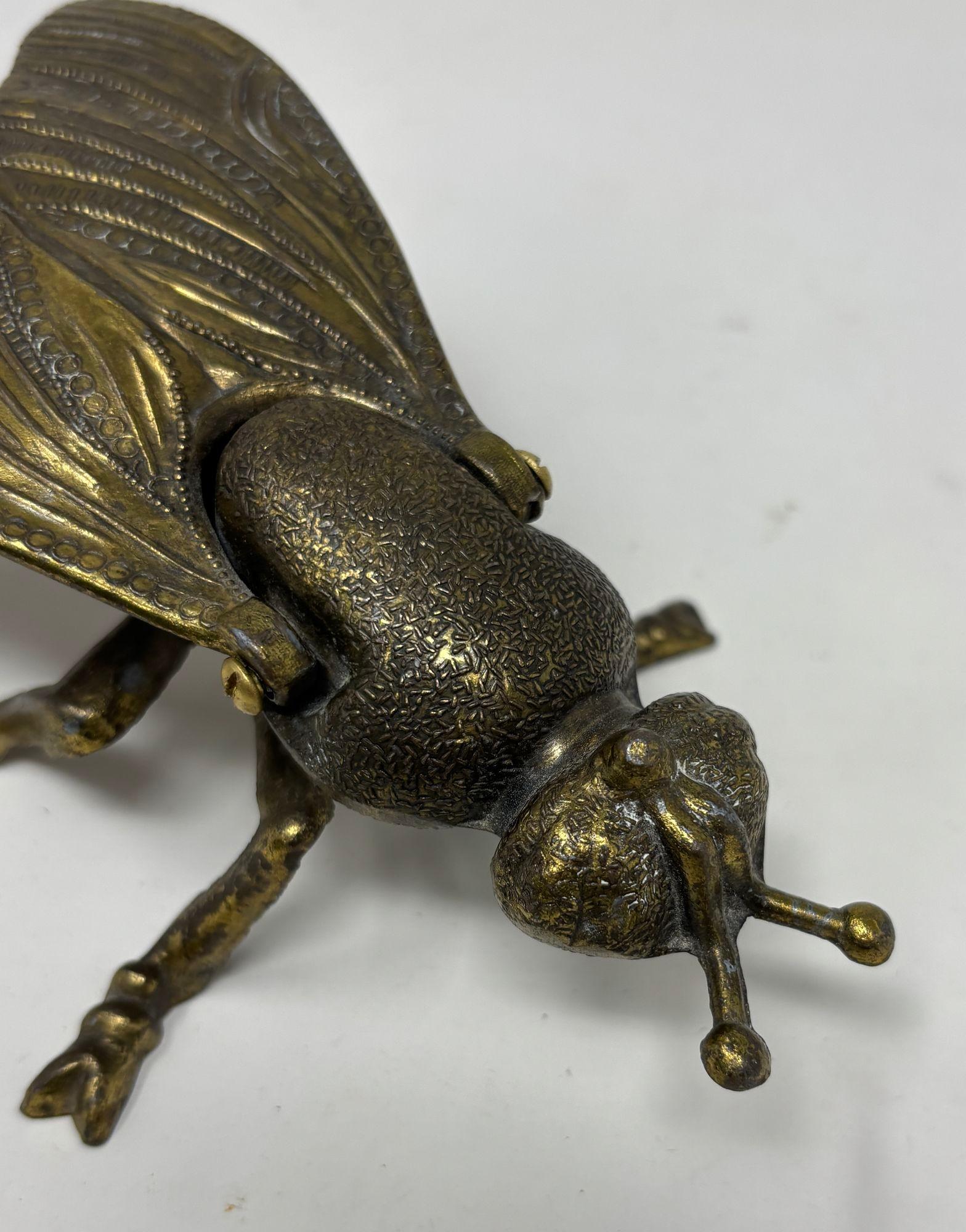 Posacenere figurato in ottone di grandi dimensioni con ape e mosca, anni '70 in vendita 2