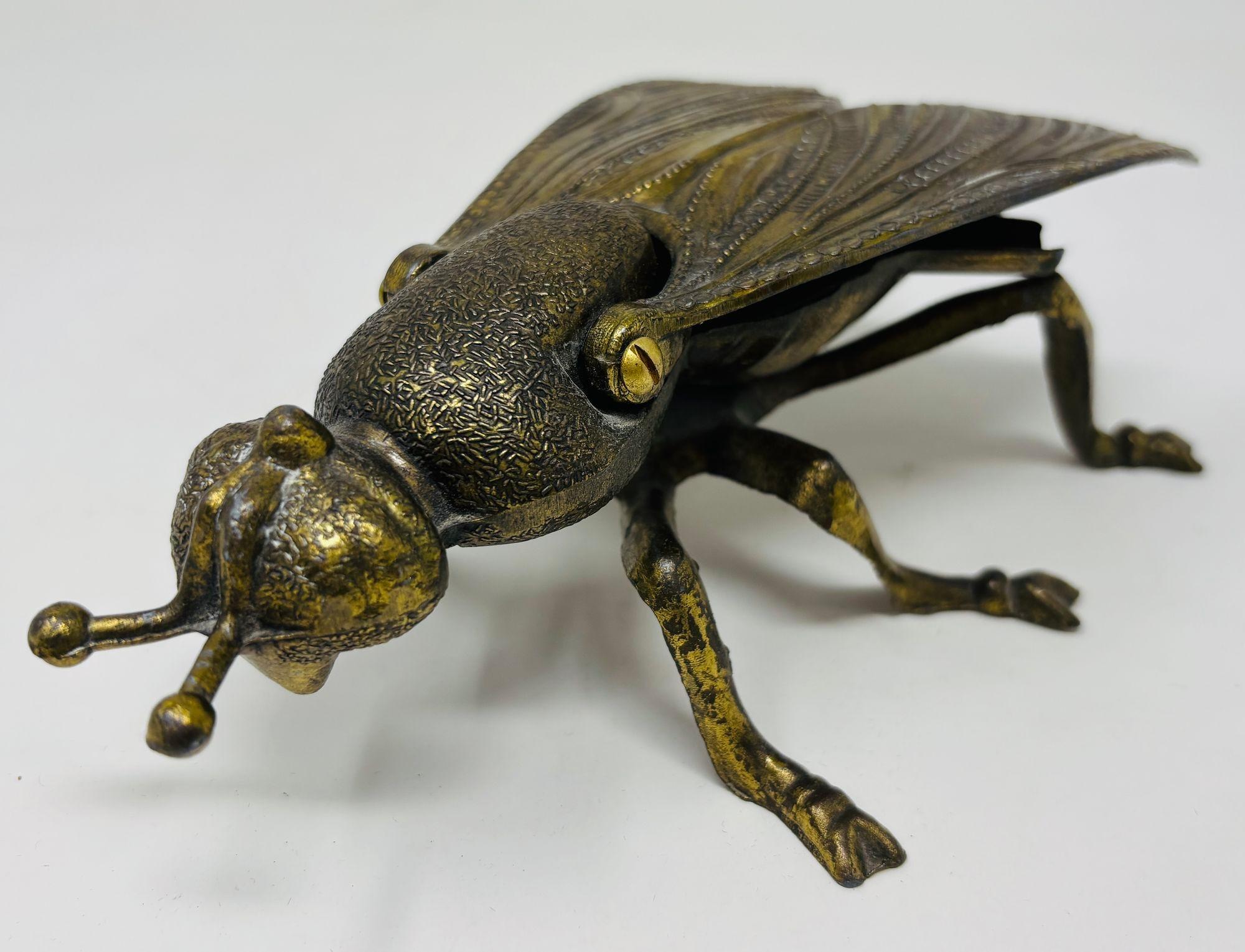 Mid-Century moderno Posacenere figurato in ottone di grandi dimensioni con ape e mosca, anni '70 in vendita