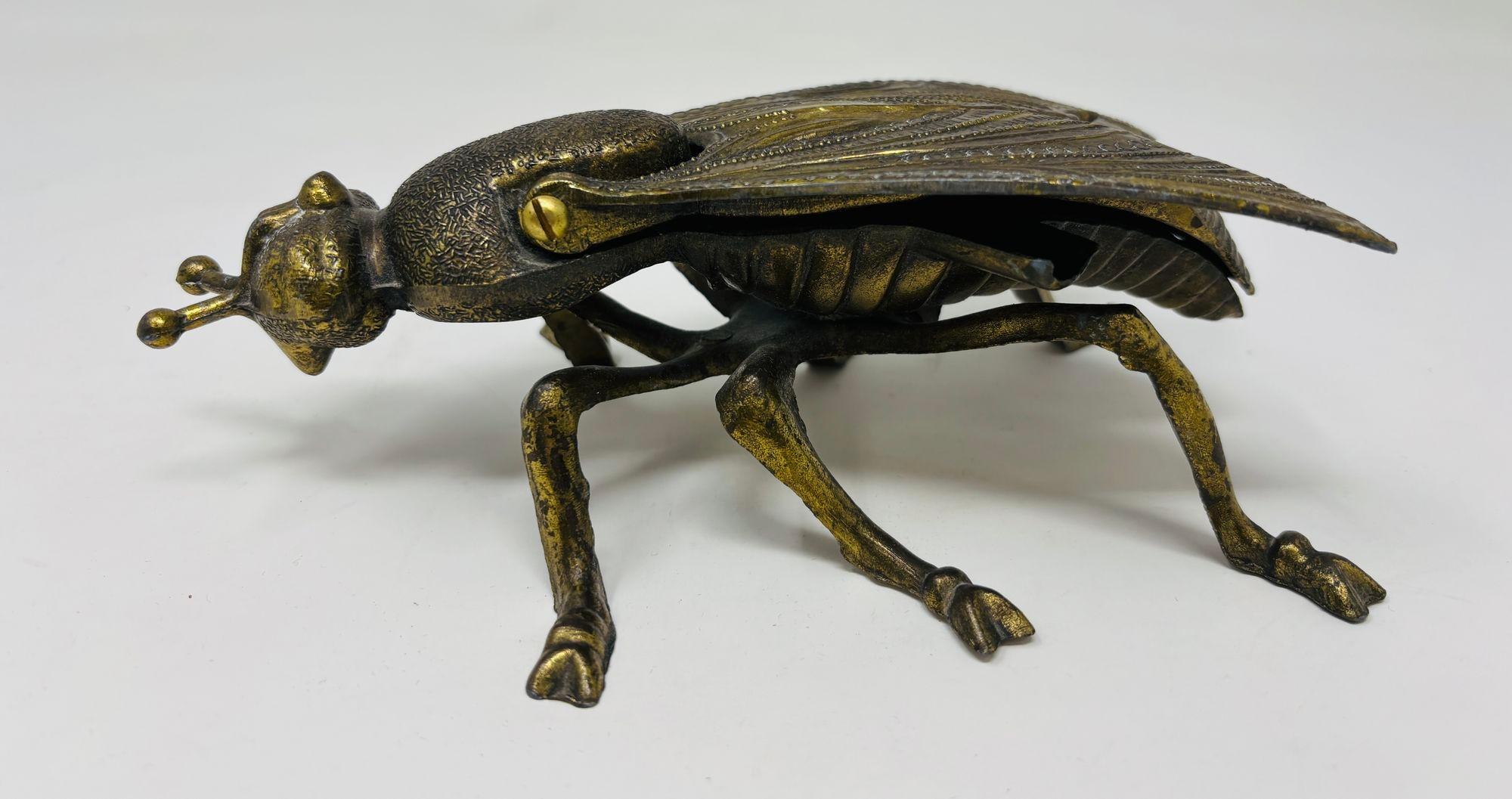 Sconosciuto Posacenere figurato in ottone di grandi dimensioni con ape e mosca, anni '70 in vendita