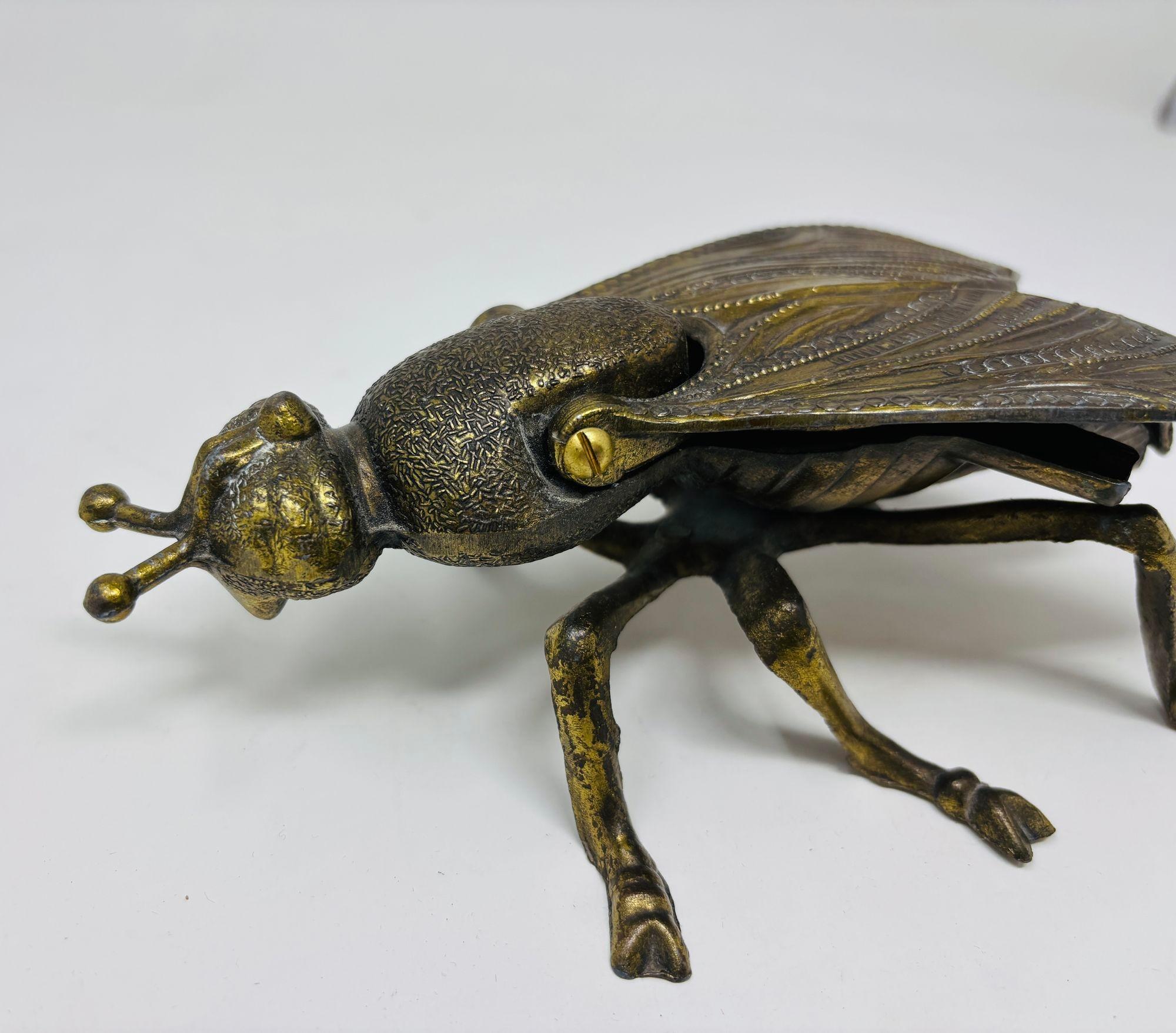 Calco Posacenere figurato in ottone di grandi dimensioni con ape e mosca, anni '70 in vendita