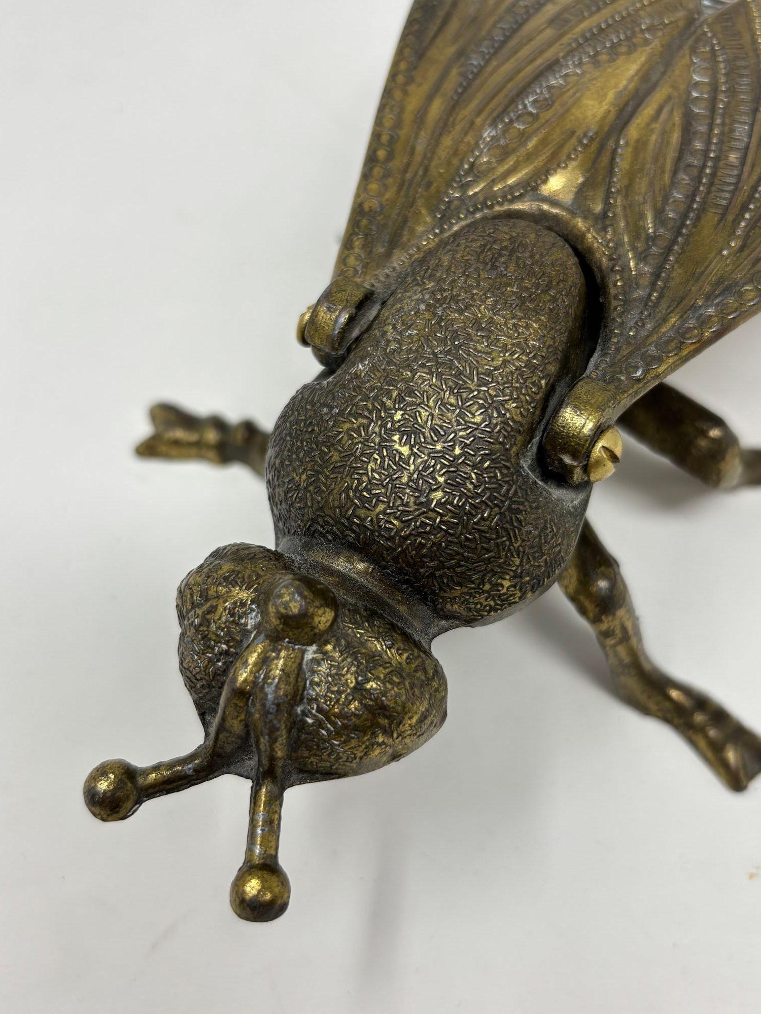 Metallo Posacenere figurato in ottone di grandi dimensioni con ape e mosca, anni '70 in vendita