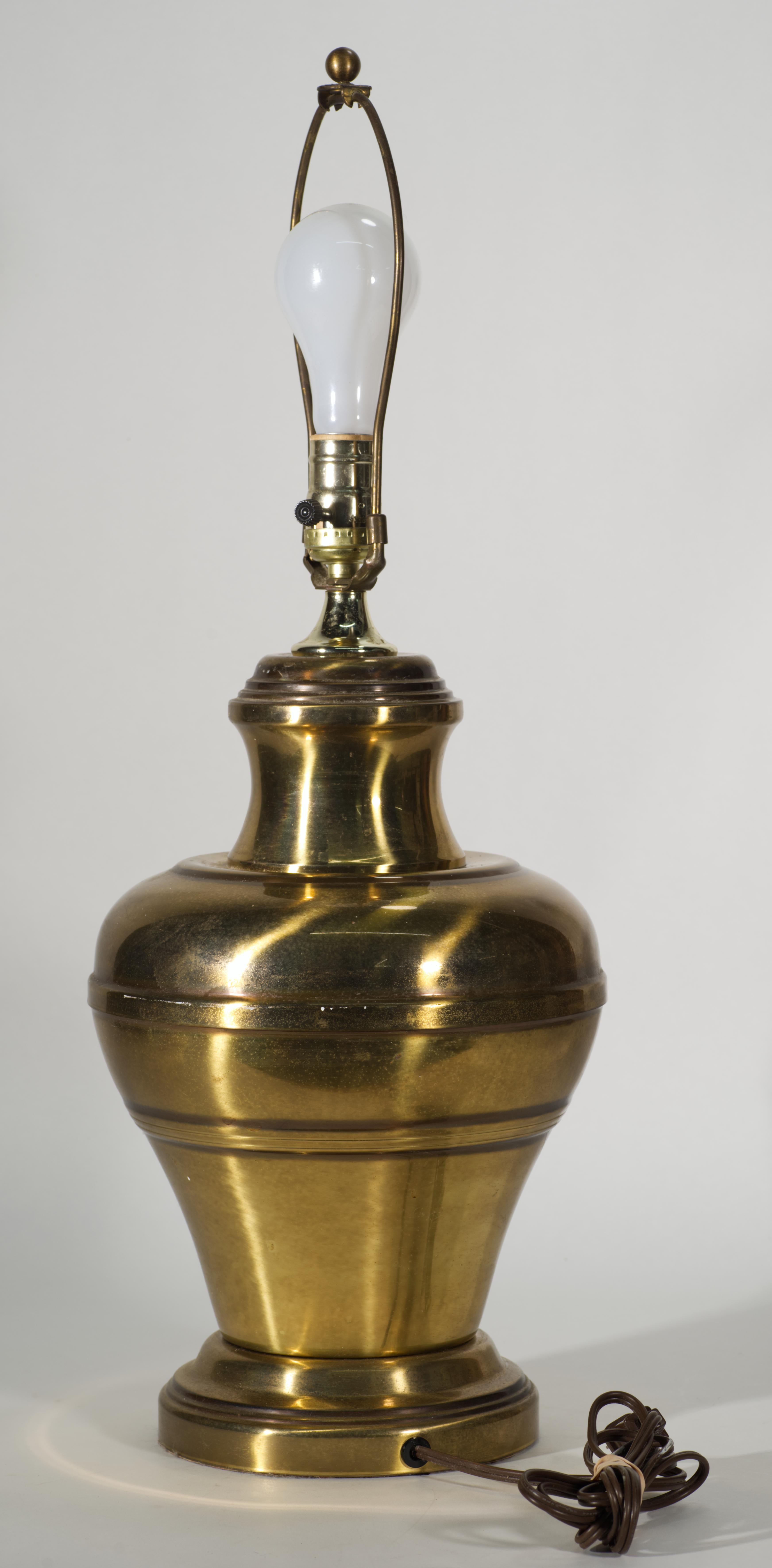 Vintage Large Brass Ginger Jar Table Lamp In Good Condition For Sale In Clifton Springs, NY