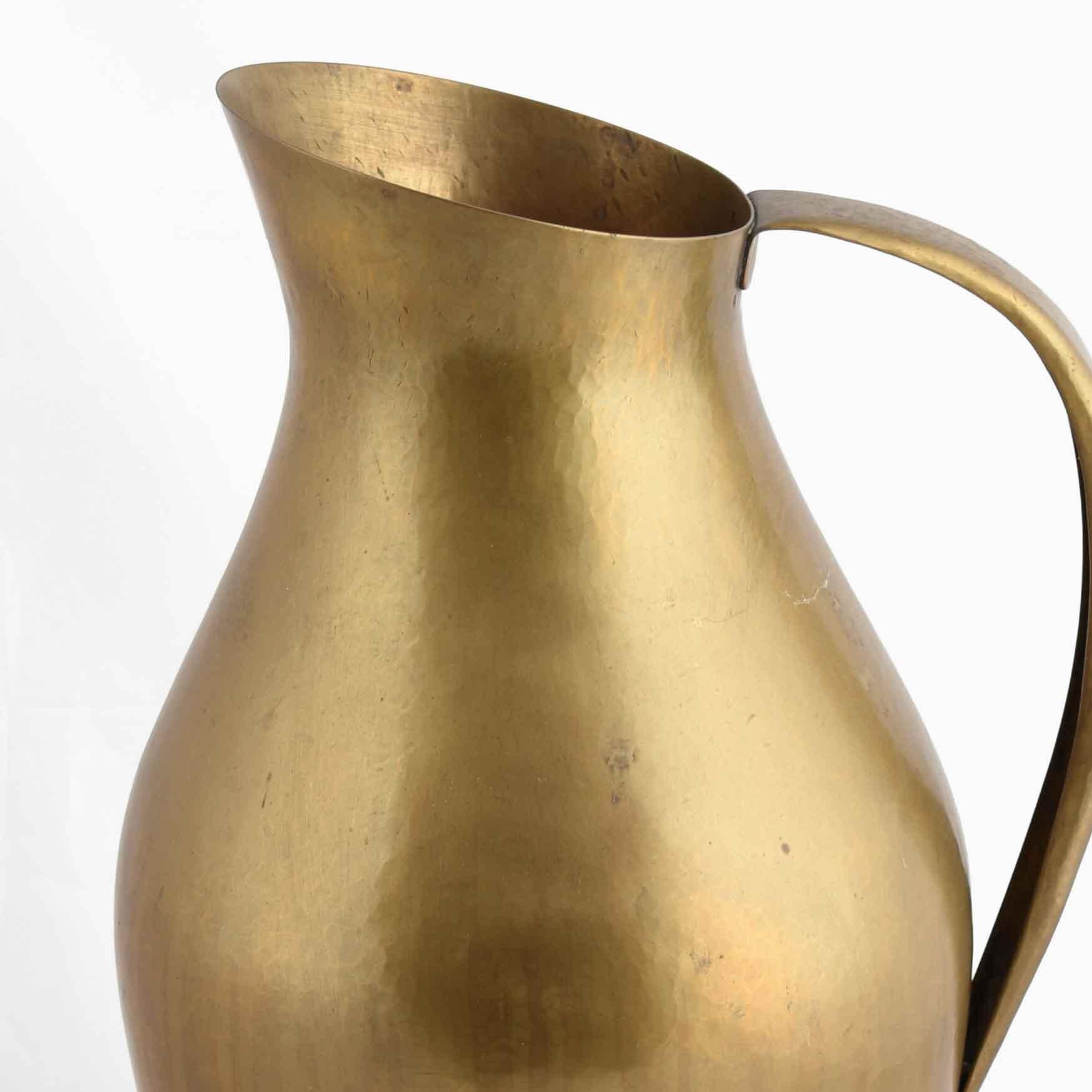 Vintage large brass vase with handles is an original decorative object realized in the 1930s. 

Created by Hayno Focken. Number 2057. The label is present on the base. 

Original brass product made in Germany. 

Very good conditions: normal
