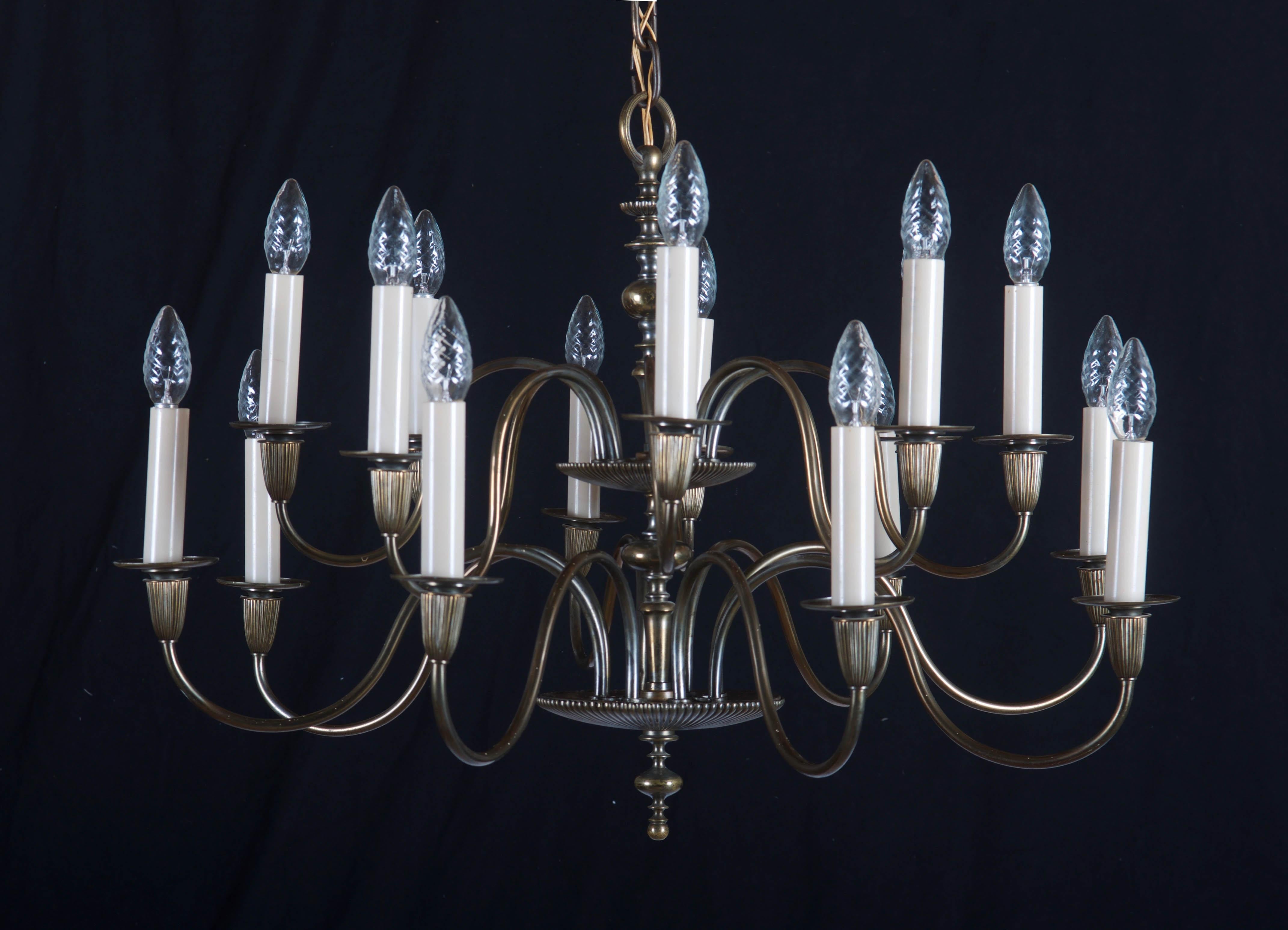 Vintage Large Brass Sixteen-Arms Chandelier In Excellent Condition For Sale In Vienna, AT