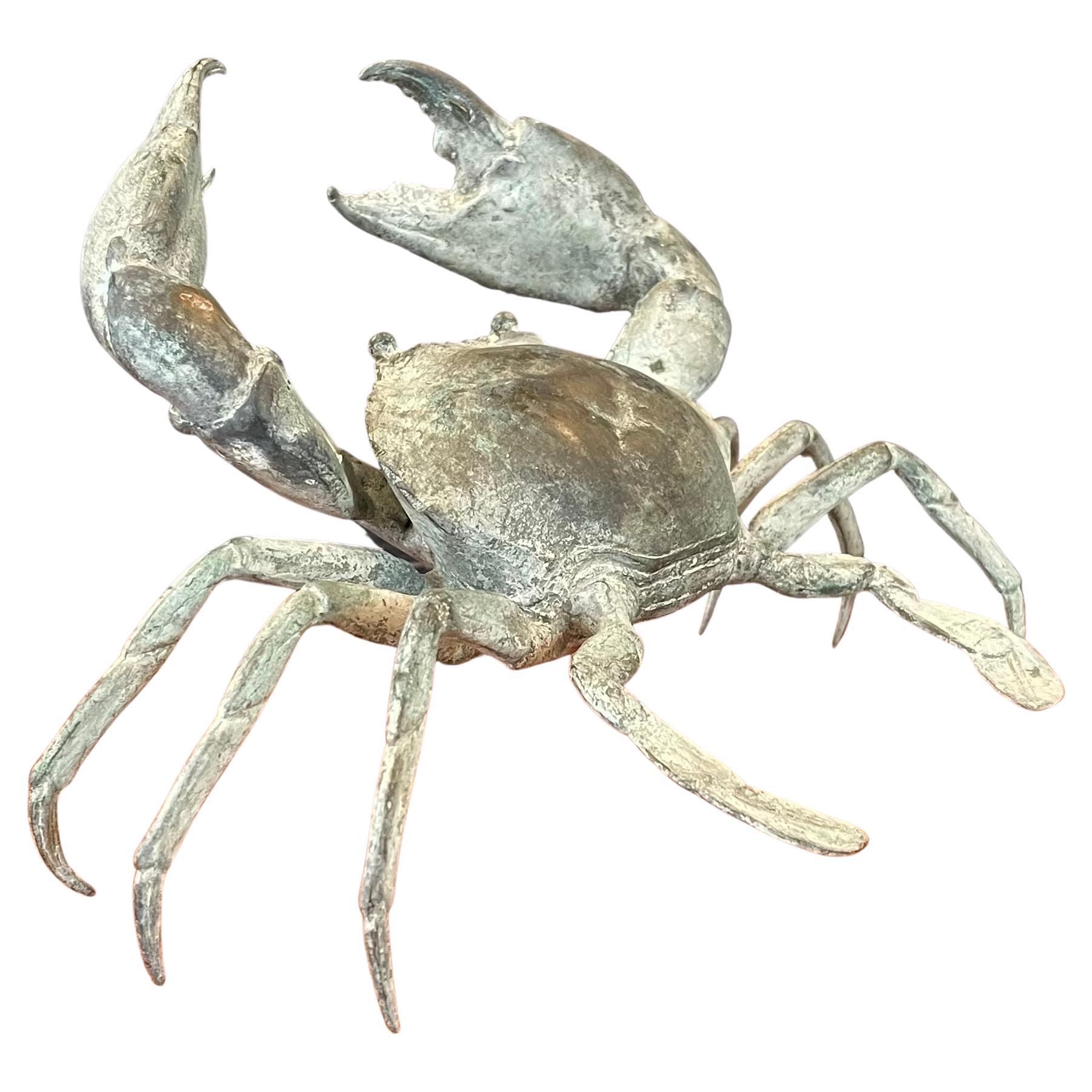 Une sculpture de crabe articulée en bronze vintage, bien détaillée et patinée, vers les années 1970. La pièce est en très bon état et assez grande : elle mesure 12 
