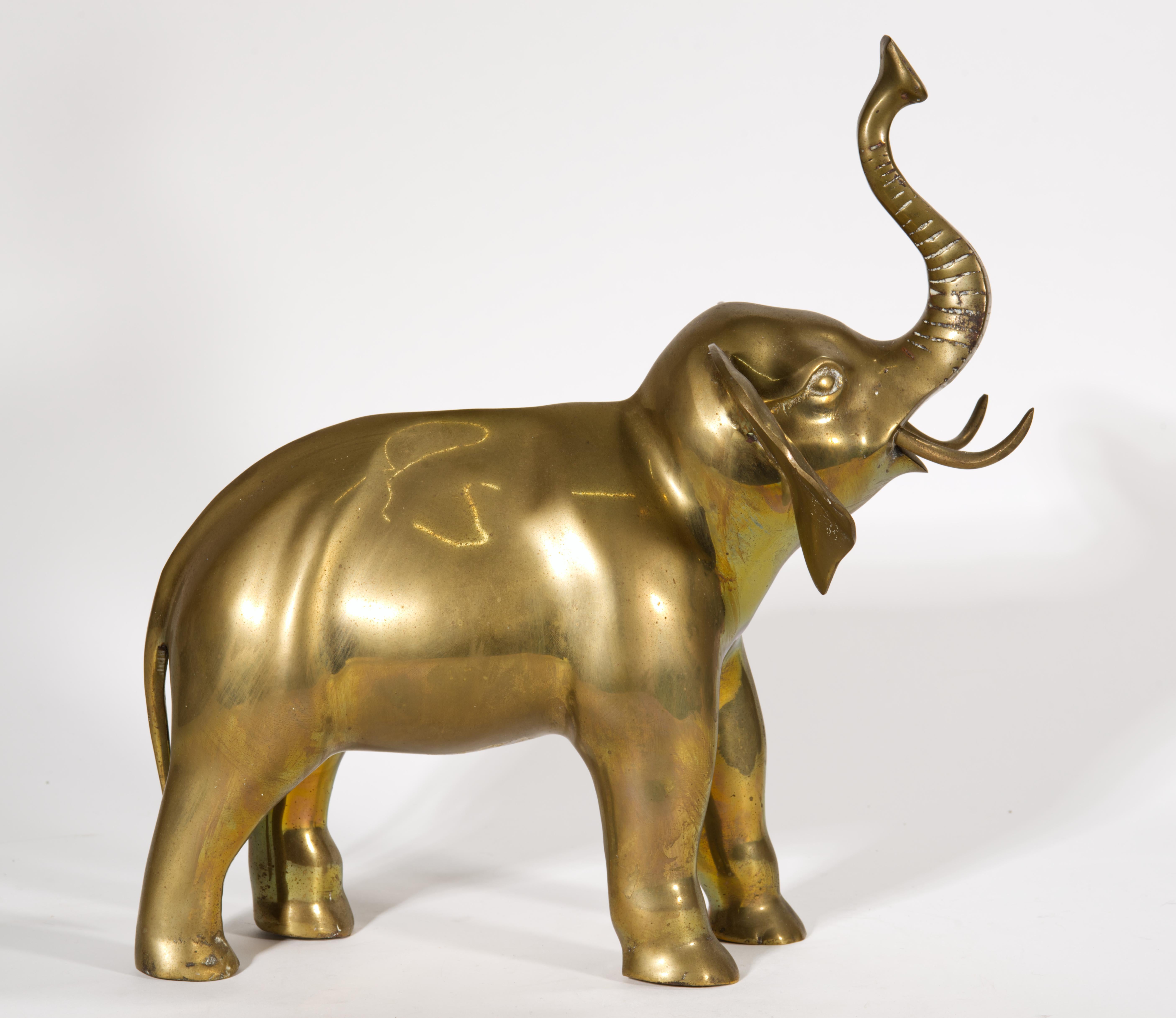Statua o scultura di elefante in bronzo vintage con elefante in piedi con proboscide sollevata, elegantemente modellato in stile modernista. Le linee morbide e fluide del corpo dell'elefante evidenziano la postura potente e realistica, creando un