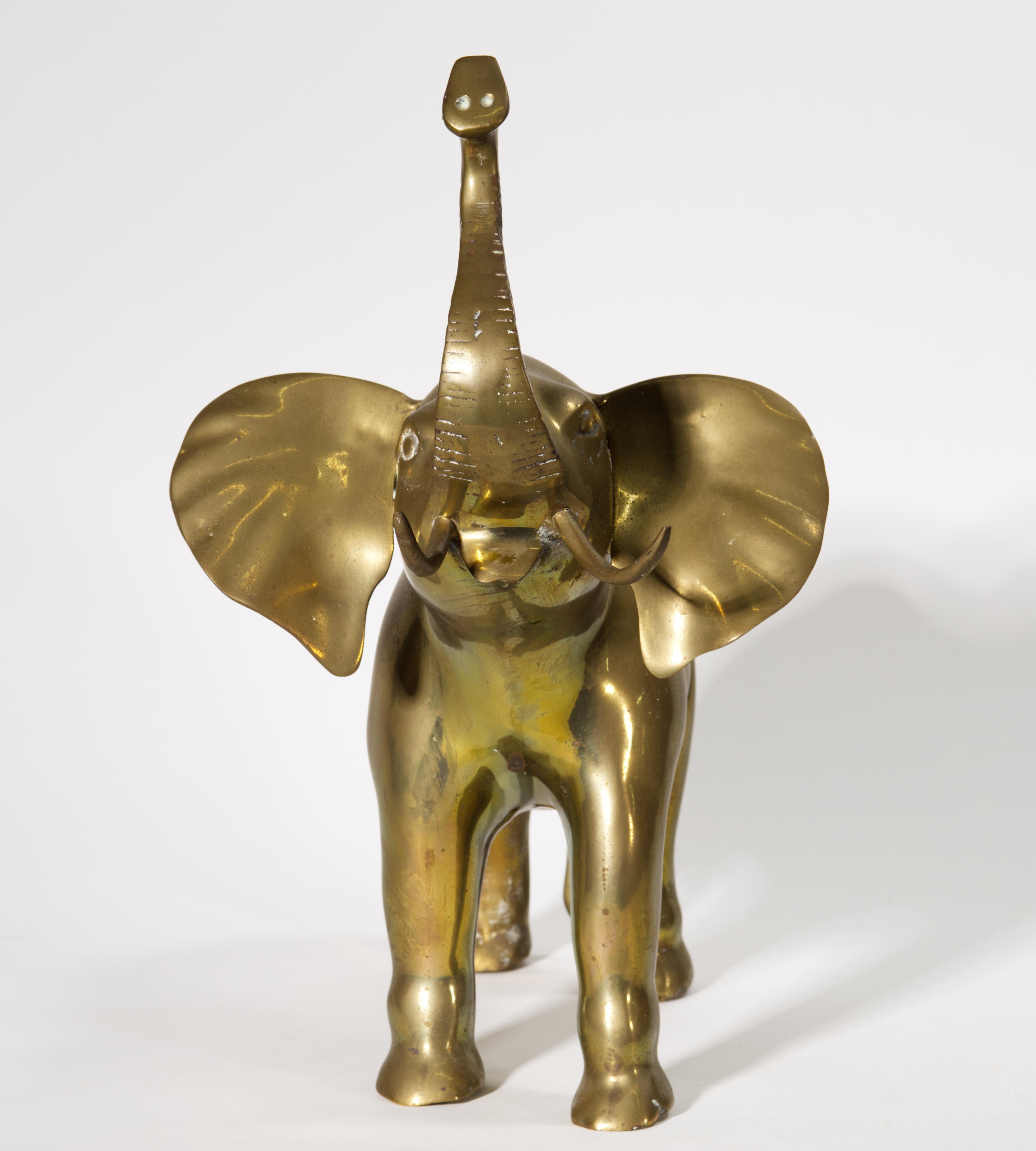Mid-Century moderno Scultura di elefante in bronzo di grandi dimensioni vintage con proboscide sollevata in vendita