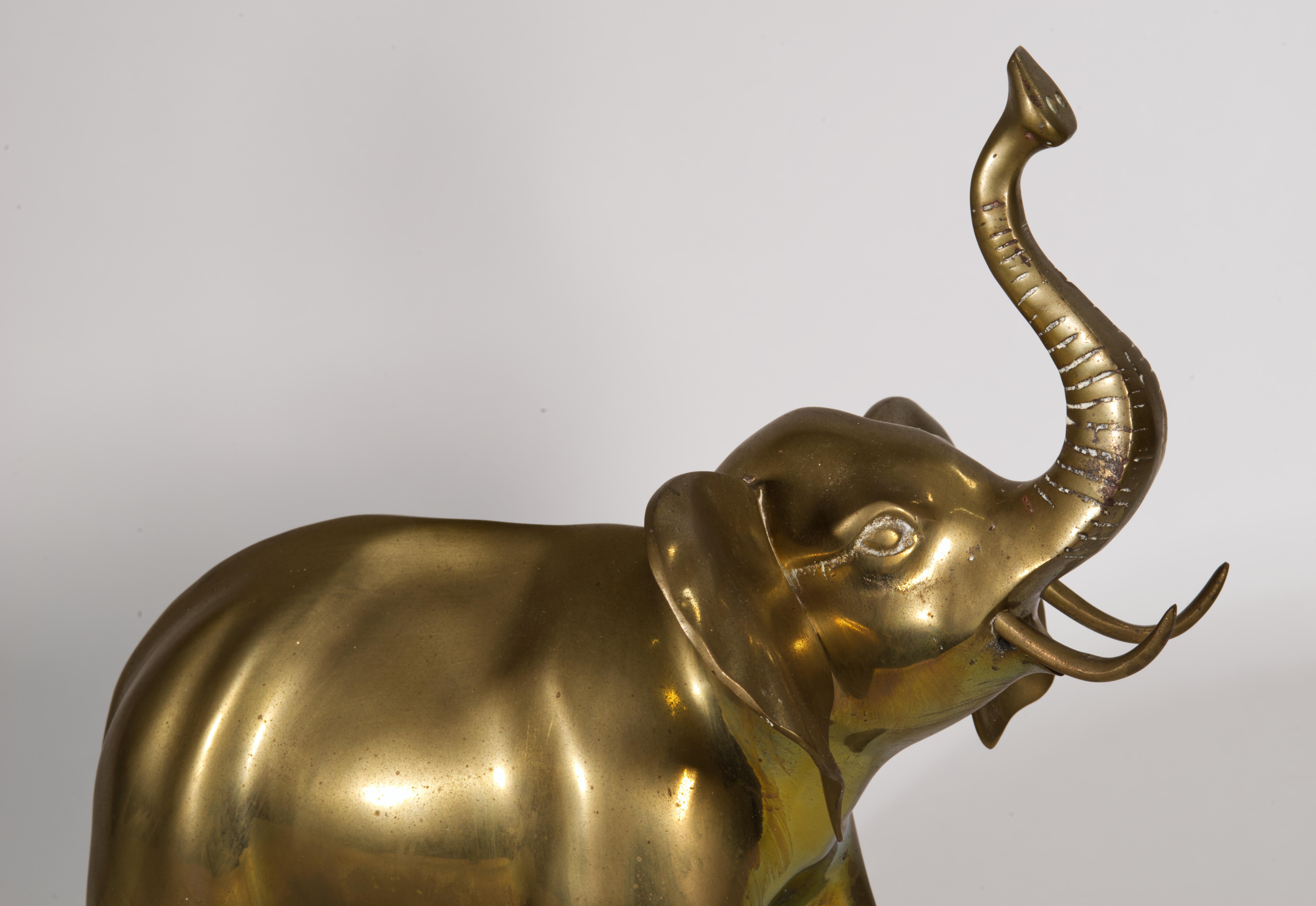 Scultura di elefante in bronzo di grandi dimensioni vintage con proboscide sollevata In condizioni buone in vendita a Clifton Springs, NY