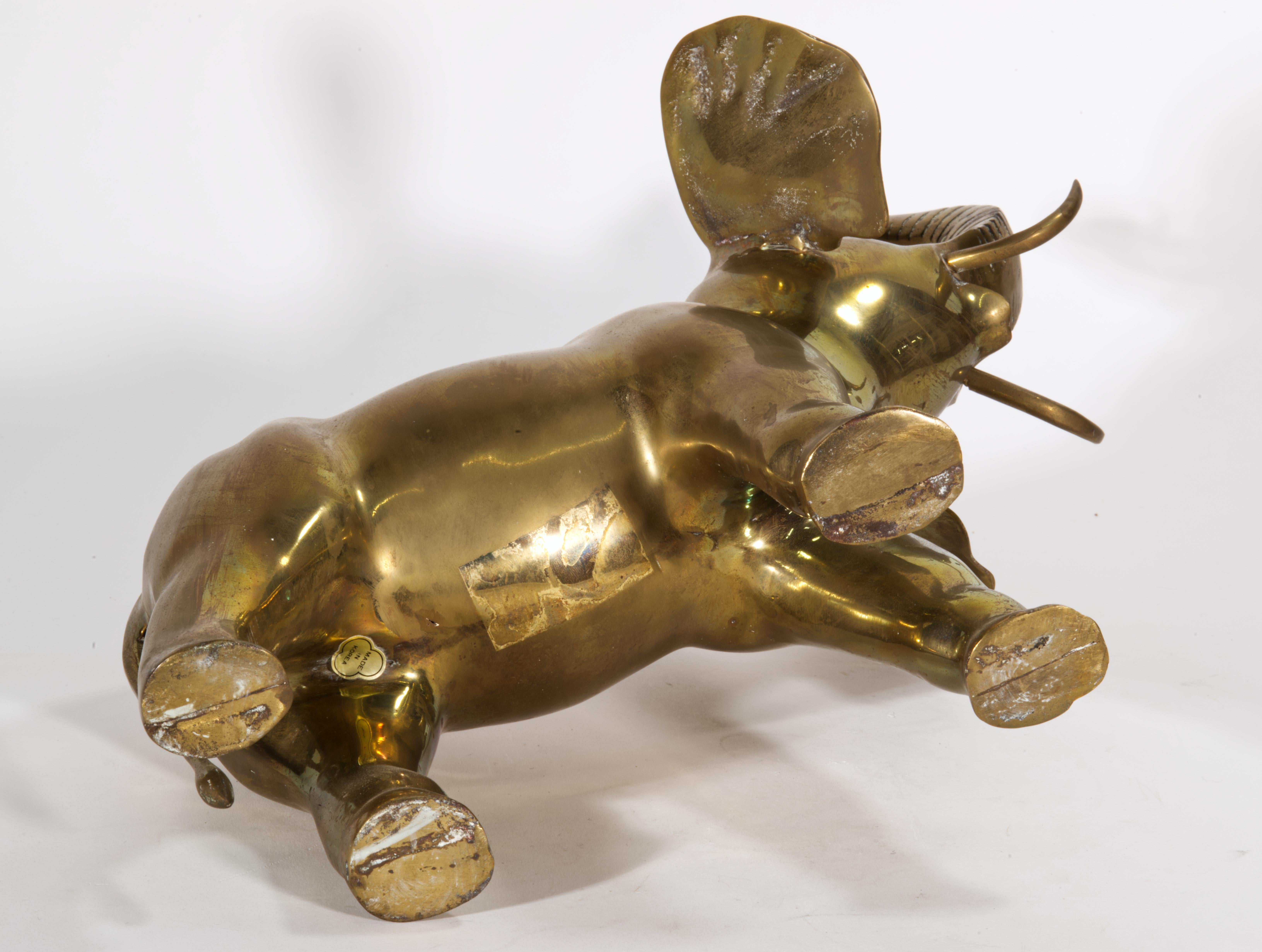 Ottone Scultura di elefante in bronzo di grandi dimensioni vintage con proboscide sollevata in vendita