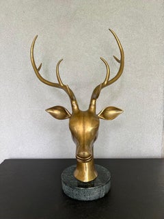 Grande tête de cerf en bronze sur socle en marbre