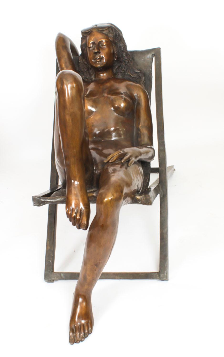 Dies ist ein großes Vintage-Paar von  nackte weibliche Figuren, Ende des 20. Jahrhunderts.

Die sonnenbadenden Akte sind aus Bronze im Wachsausschmelzverfahren hergestellt und zeigen die Damen auf Liegestühlen liegend.

Die Liebe zum Detail dieser