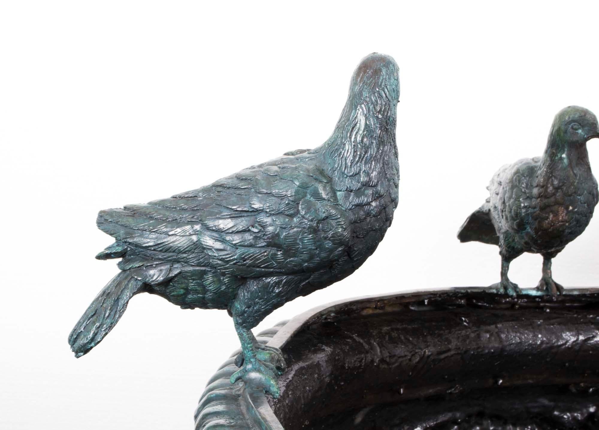 Grande urne de jardin et jardinière en bronze vintage avec oiseaux, 20e siècle en vente 5