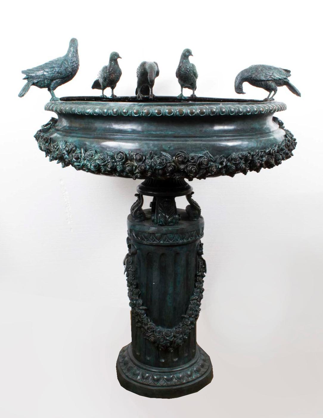 Grande urne de jardin et jardinière en bronze vintage avec oiseaux, 20e siècle en vente 7