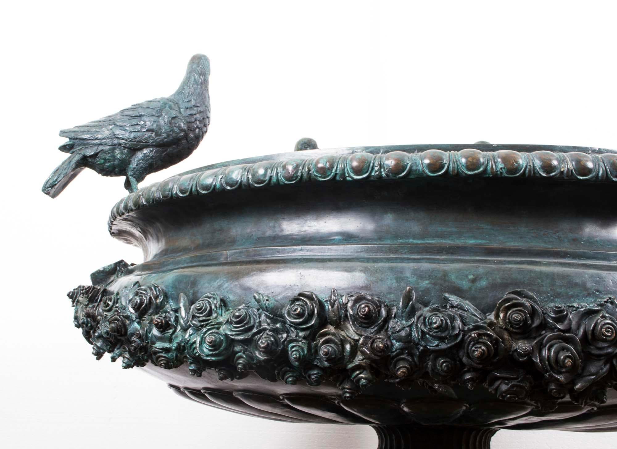 Grande urne de jardin et jardinière en bronze vintage avec oiseaux, 20e siècle en vente 1