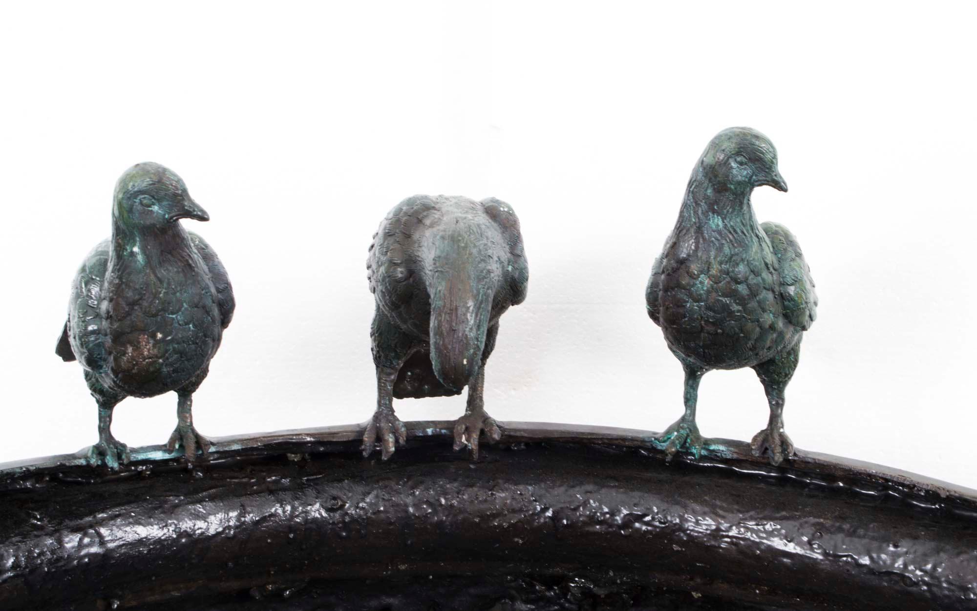 Grande urne de jardin et jardinière en bronze vintage avec oiseaux, 20e siècle en vente 3