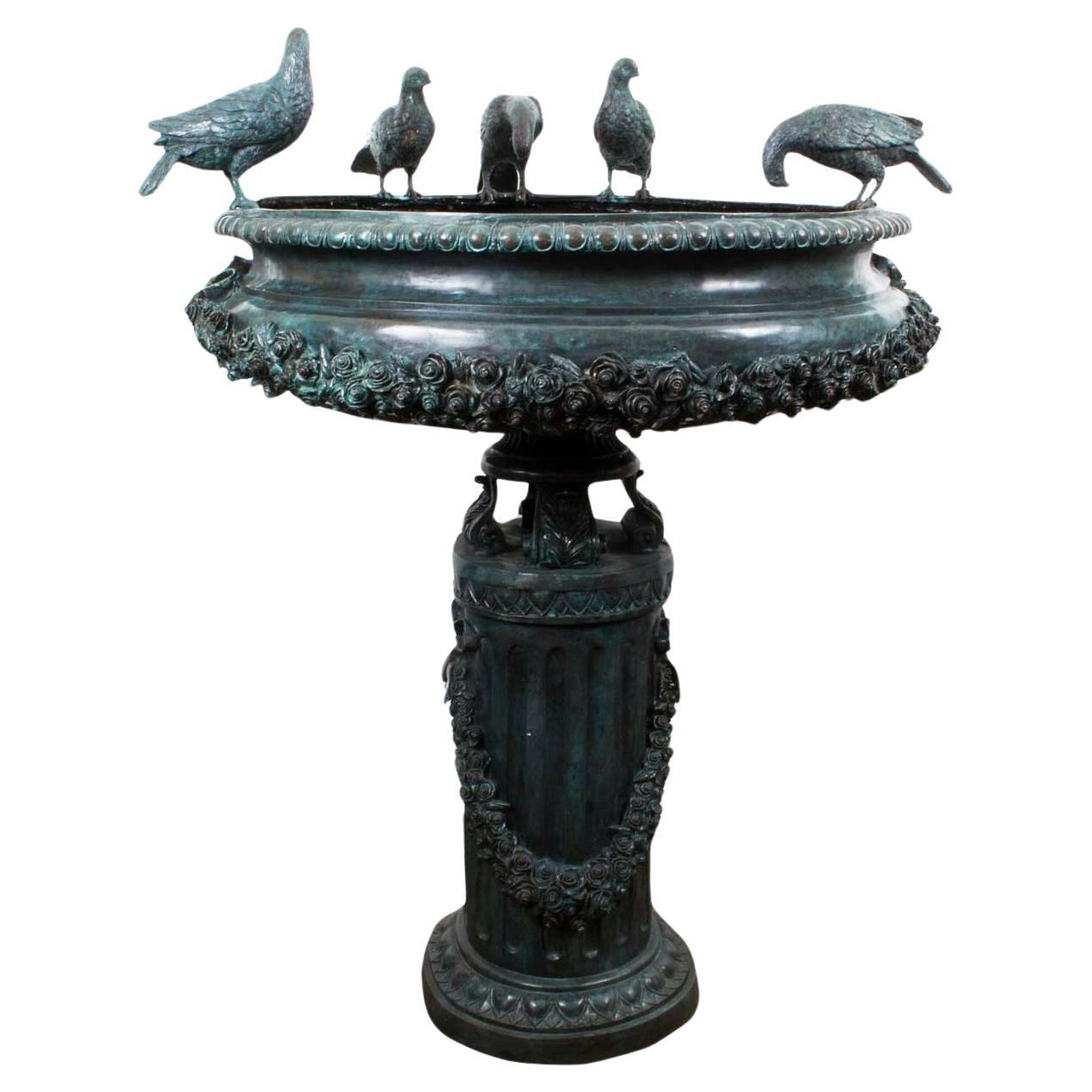 Grande urne de jardin et jardinière en bronze vintage avec oiseaux, 20e siècle en vente