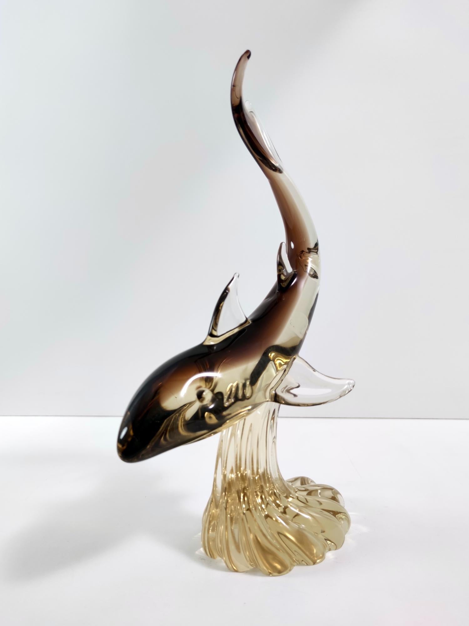 Mid-Century Modern Grand requin vintage en verre Murano Glass brun et ambre sur une base en forme de vague, Italie en vente