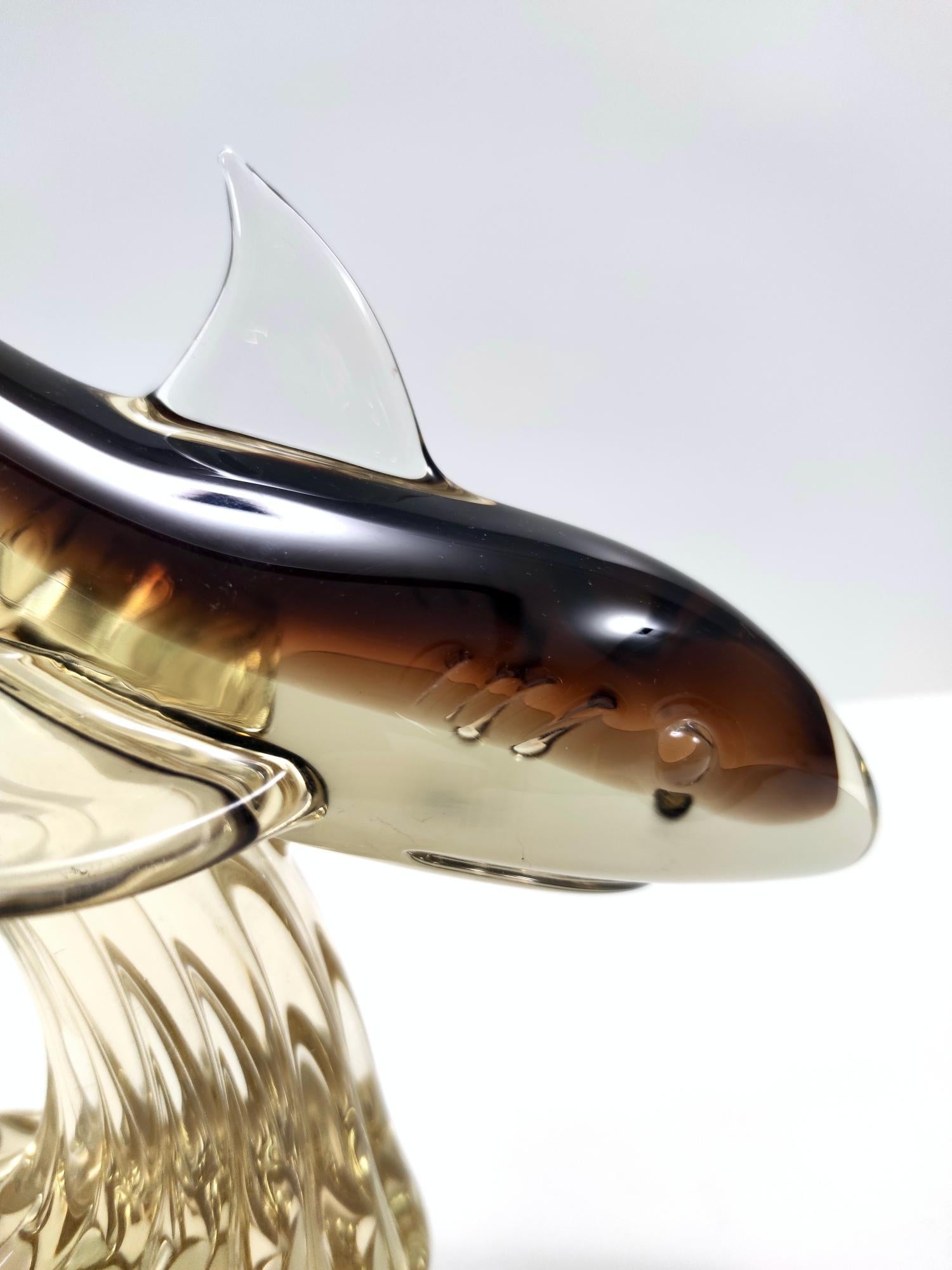 Grand requin vintage en verre Murano Glass brun et ambre sur une base en forme de vague, Italie en vente 1