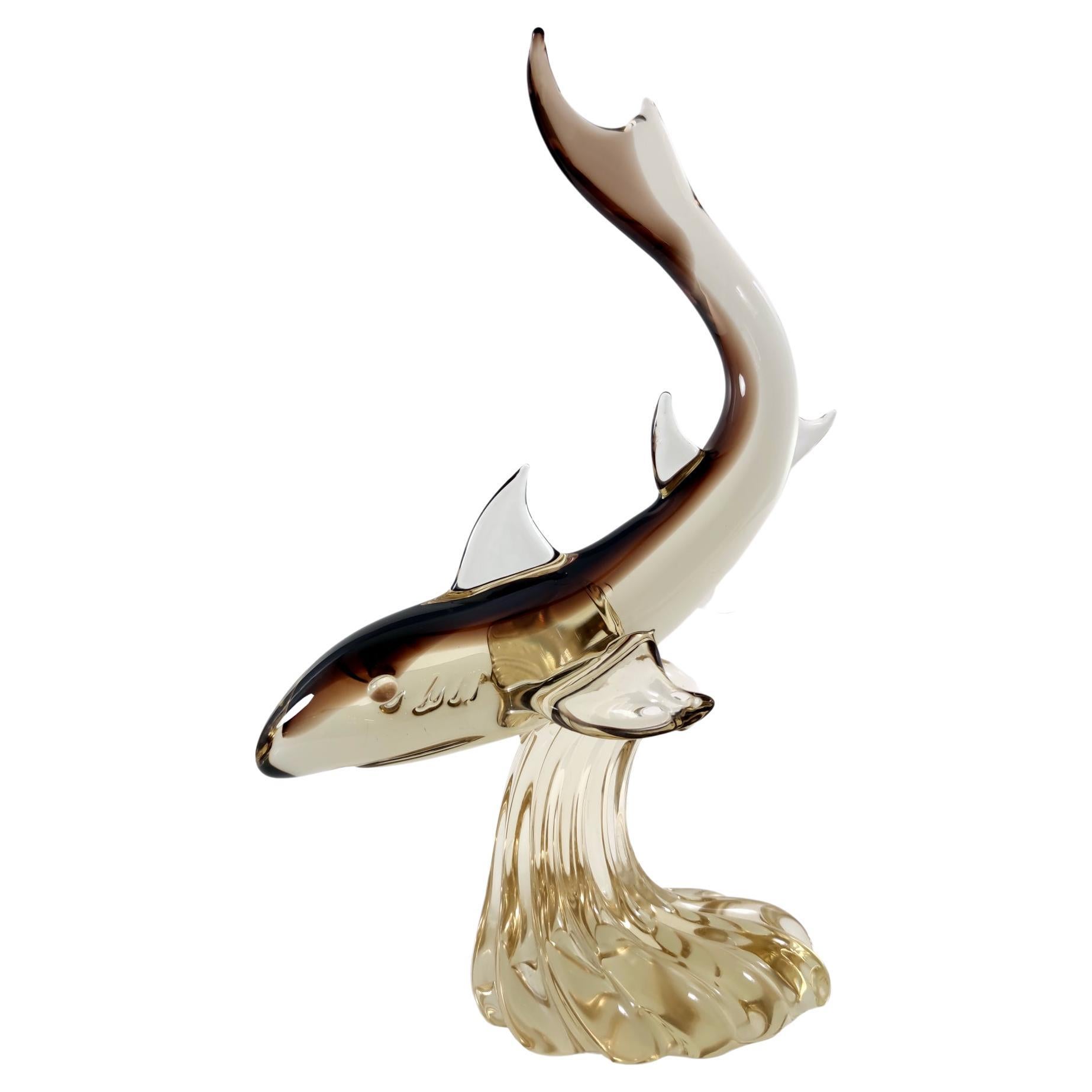 Großer brauner und bernsteinfarbener Muranoglas-Hai auf wellenförmigem Sockel, Italien