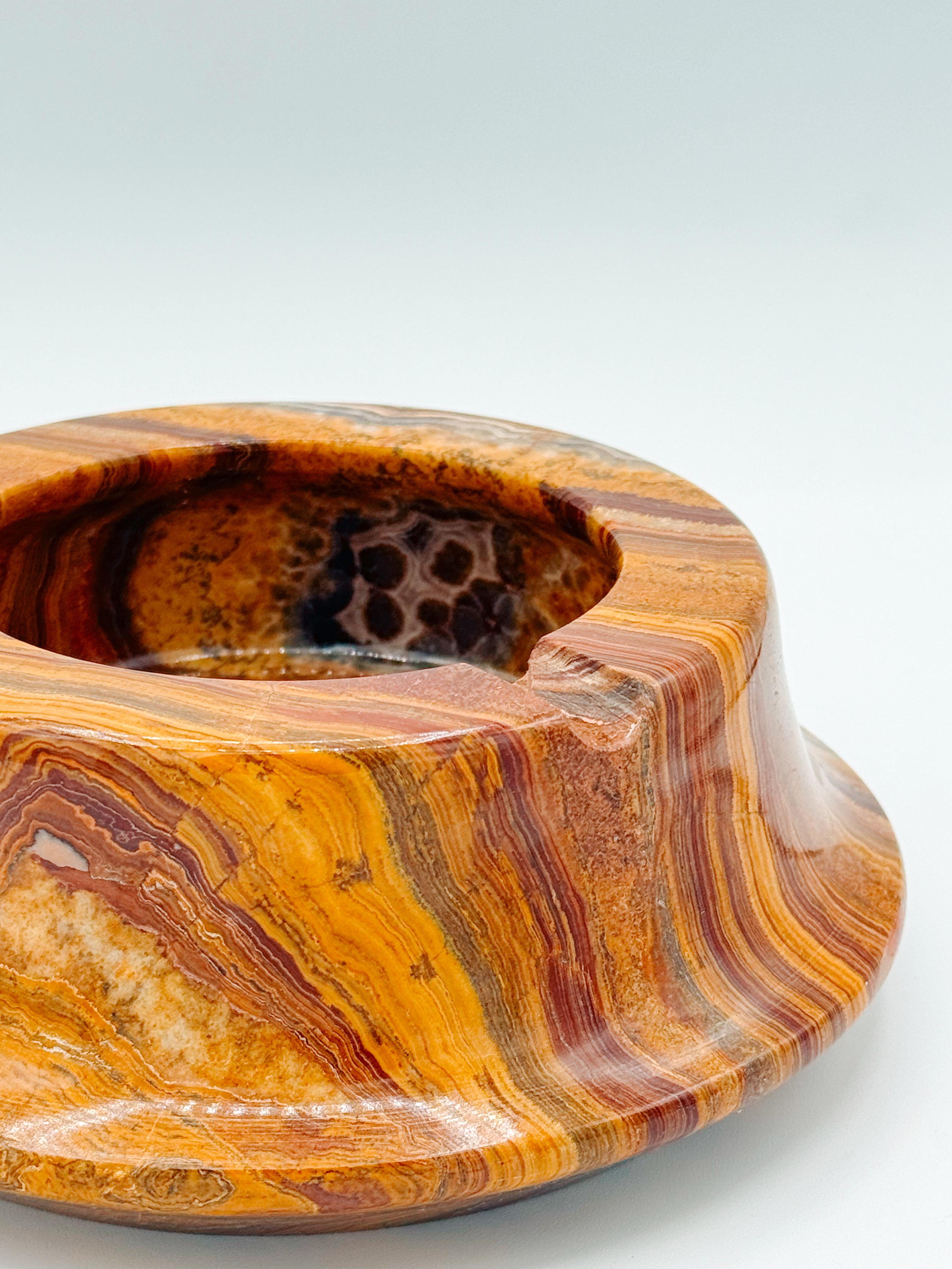 Cenicero Vintage Grande Marrón Mármol Onix Remolino Mid Century Crema Rojo pesado Tallado a mano en venta