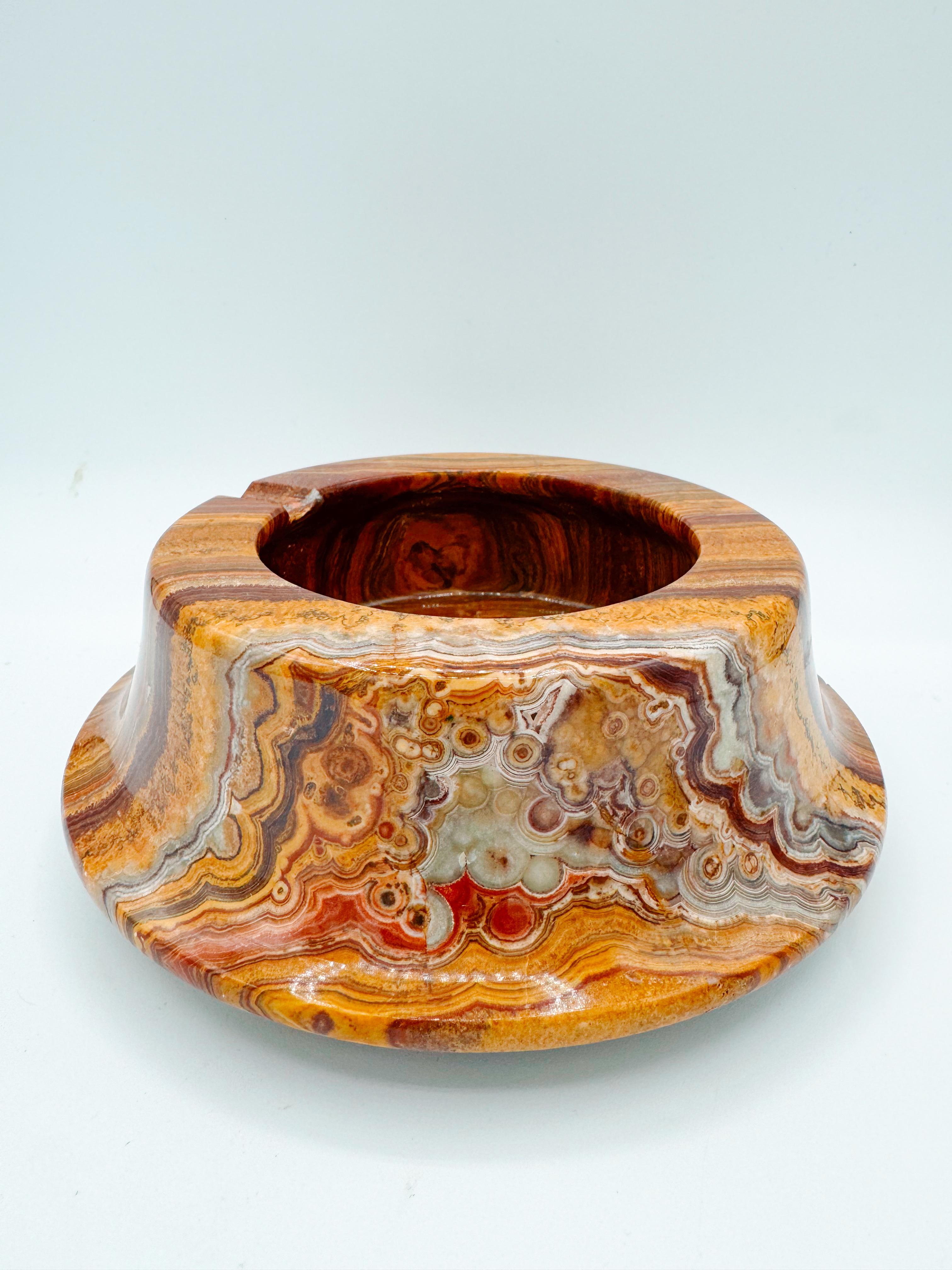 Cenicero Vintage Grande Marrón Mármol Onix Remolino Mid Century Crema Rojo pesado en Bueno estado para la venta en Toronto, CA