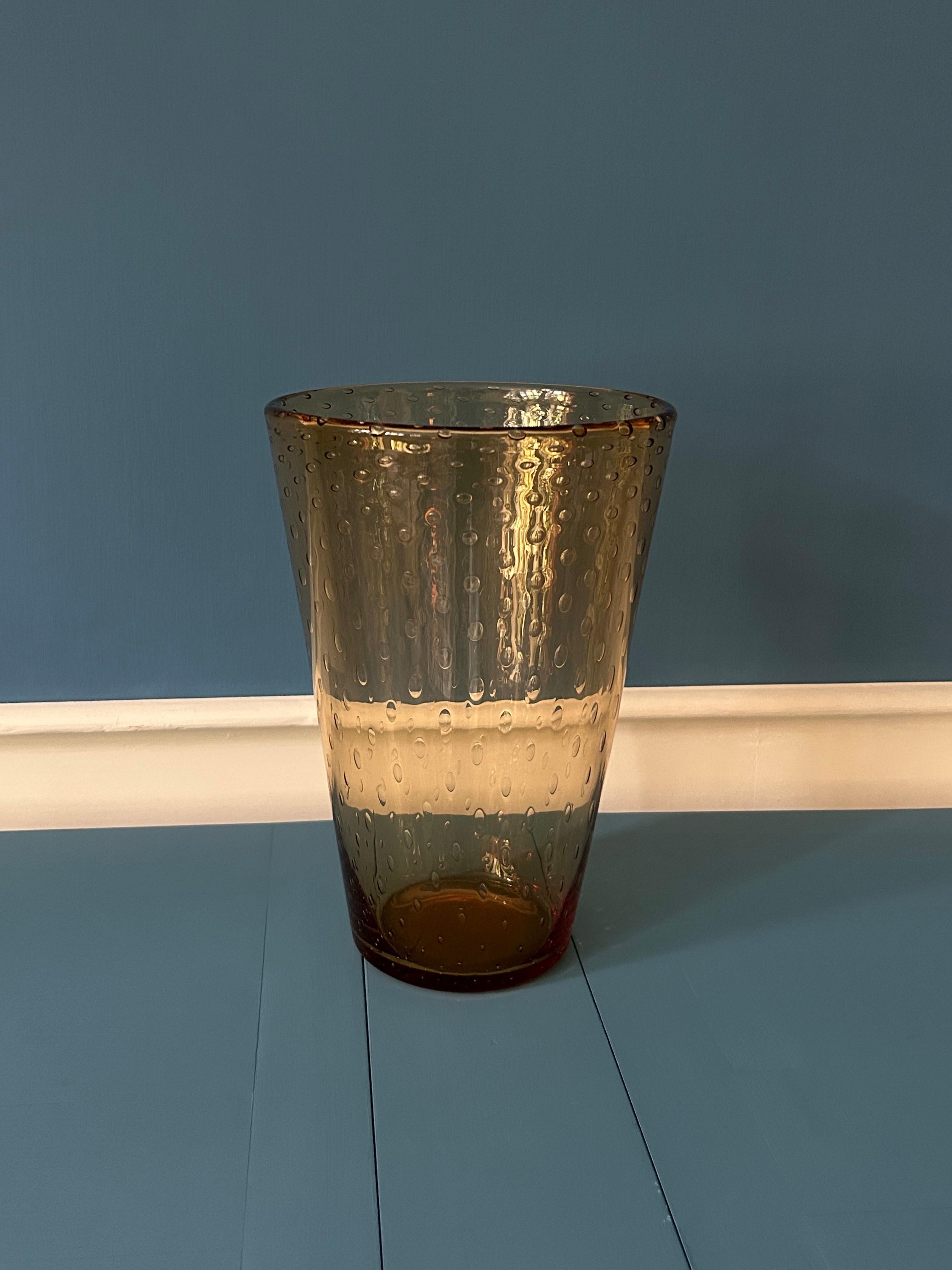 Français Grand vase vintage en verre bullé en ambre, Angleterre, 1945 en vente