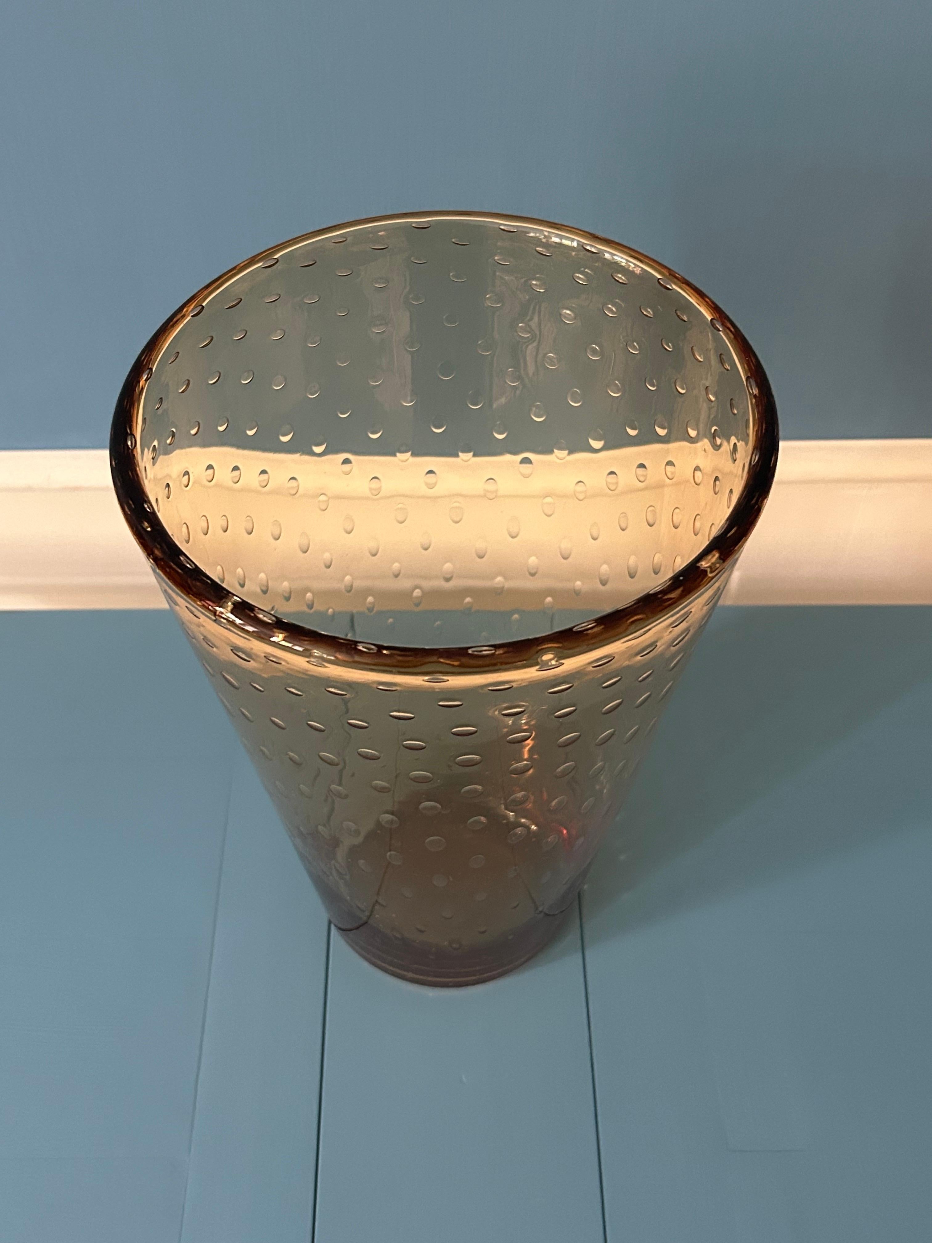 Milieu du XXe siècle Grand vase vintage en verre bullé en ambre, Angleterre, 1945 en vente