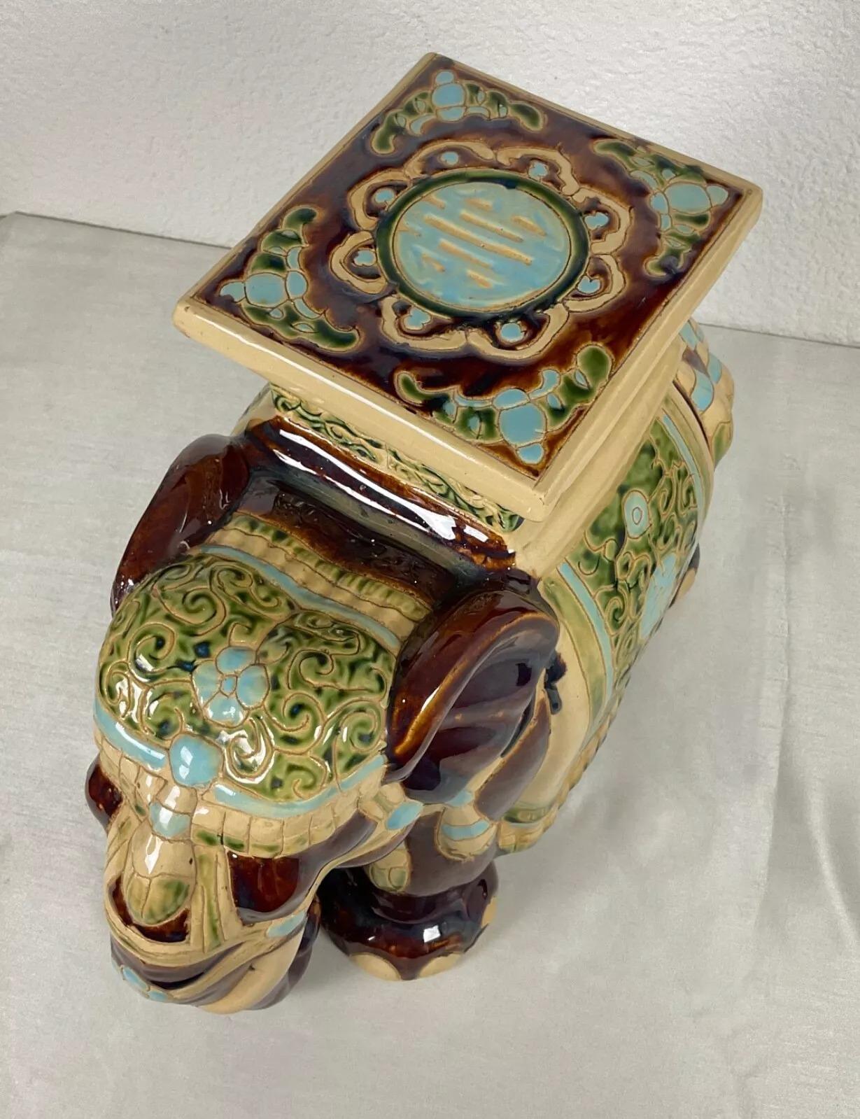 Ce grand porte-plante éléphant vintage en céramique, doté d'une belle finition émaillée et craquelée, est un ajout charmant à tout espace. Originaire d'Asie, cette pièce exquise mesure 42,5 cm de hauteur, 44,5 cm de longueur et 20 cm d'épaisseur,