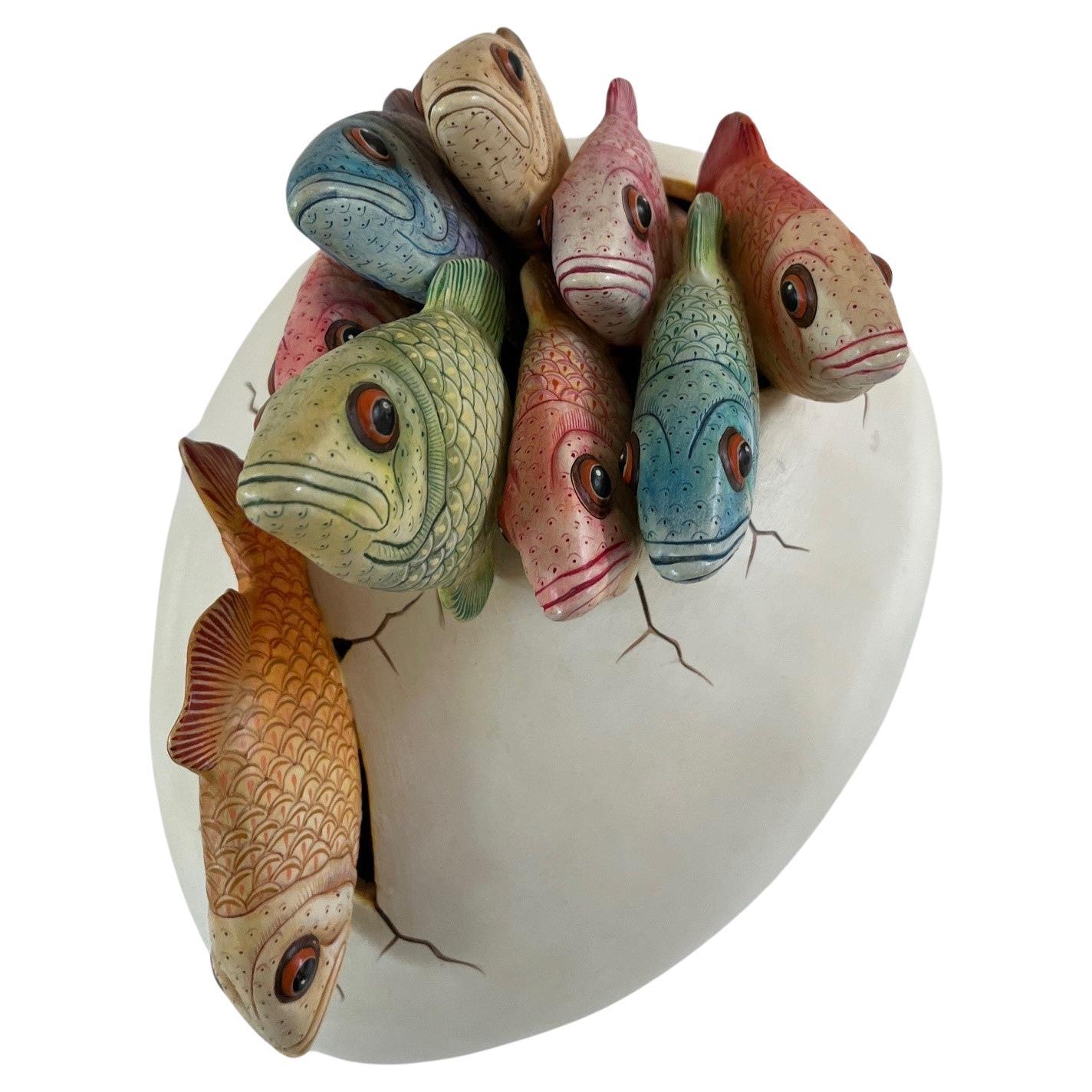 Grande sculpture vintage d'œuf de poisson en train d'éclore, neuf figures de poissons colorés sortant d'un œuf avec des CIRCA, par l'artiste Sergio Bustamente, circa : 1950s. 