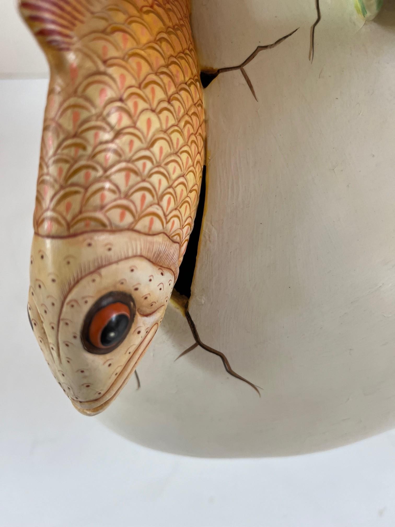 Große Vintage-Skulptur aus Keramik mit Hutschwanz-Fischeier-Skulptur von Sergio Bustamente. (Mexikanisch) im Angebot