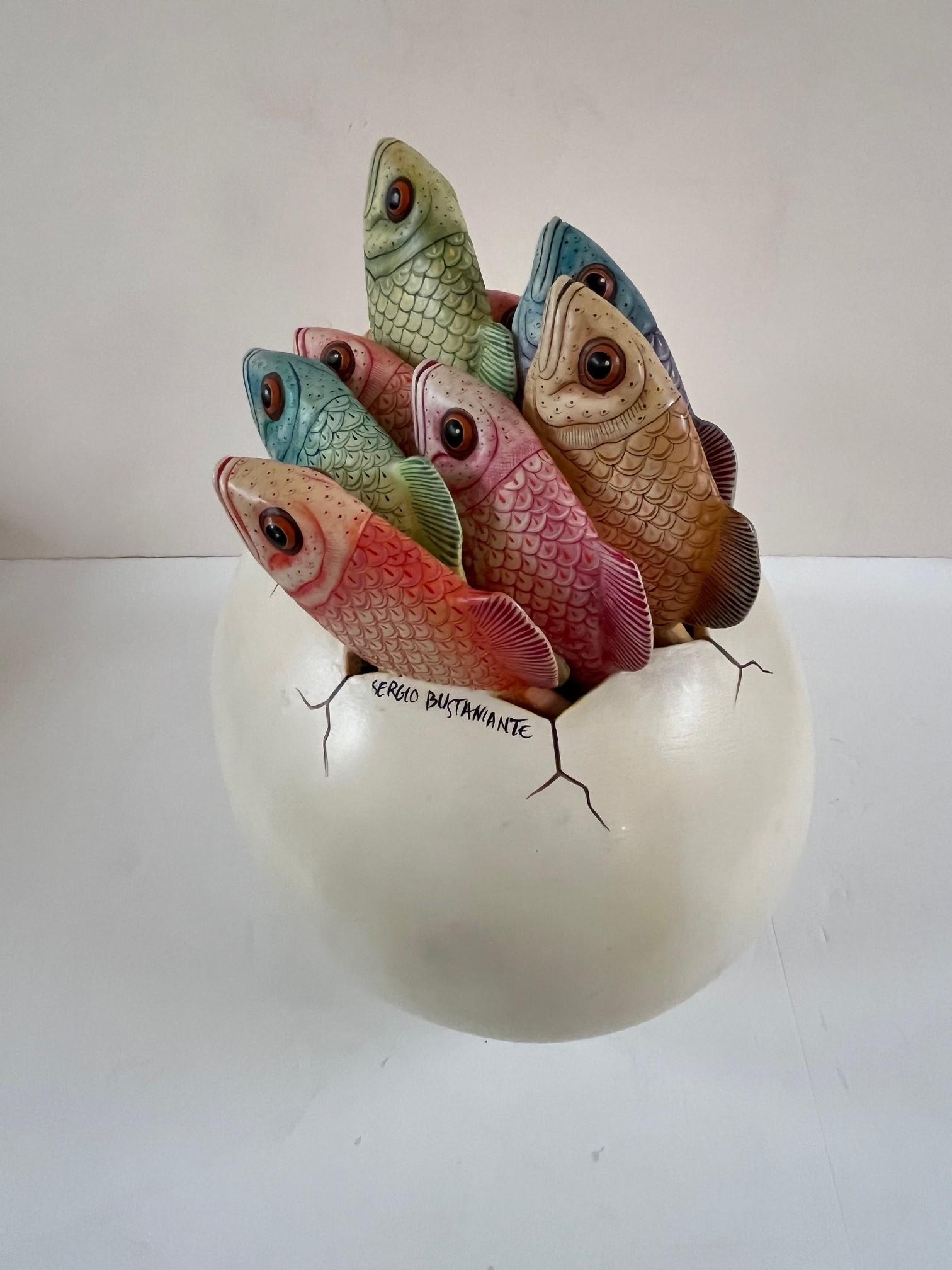 Vernissé Grande sculpture en céramique représentant un œuf de poisson attachant, de Sergio Bustamente. en vente