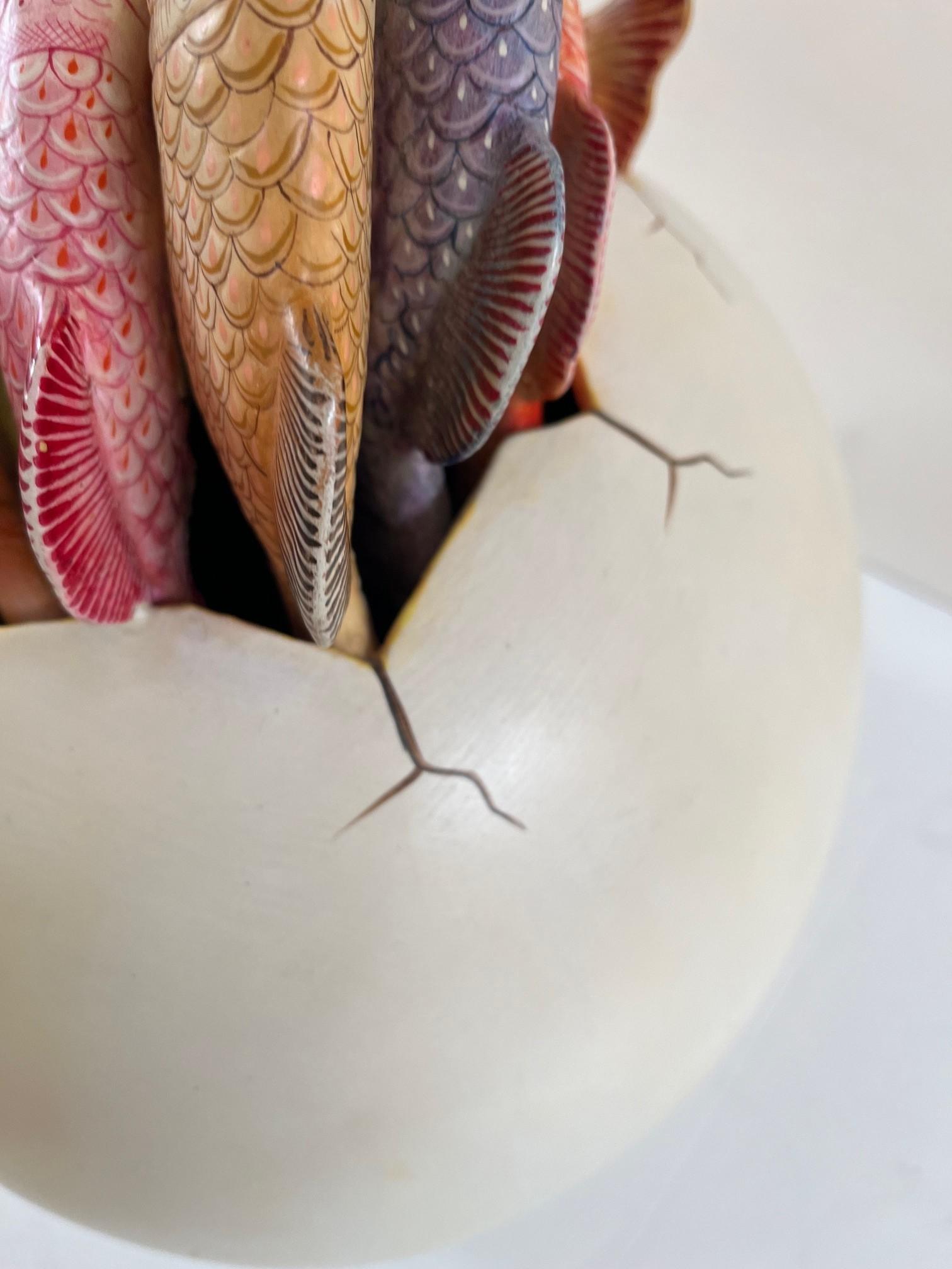 Céramique Grande sculpture en céramique représentant un œuf de poisson attachant, de Sergio Bustamente. en vente