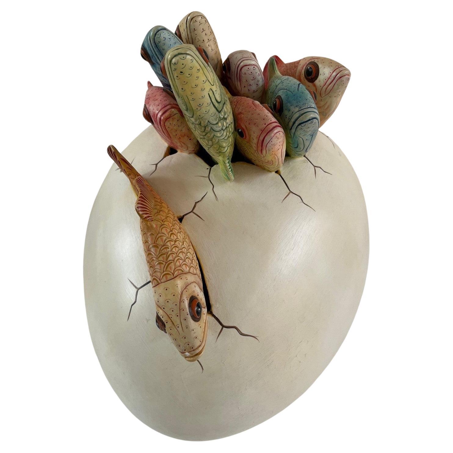 Grande sculpture en céramique représentant un œuf de poisson attachant, de Sergio Bustamente. en vente
